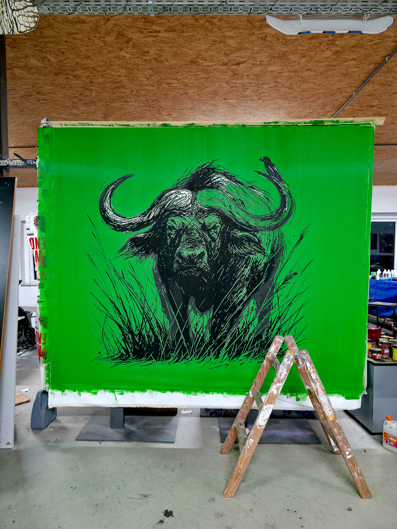 Entstehung von "THE WALL HAS EYES", Kunstwerk/Gemälde von Martin Lingens, schwarz-weißer Afrikanischer Büffel auf grünem Hintergrund