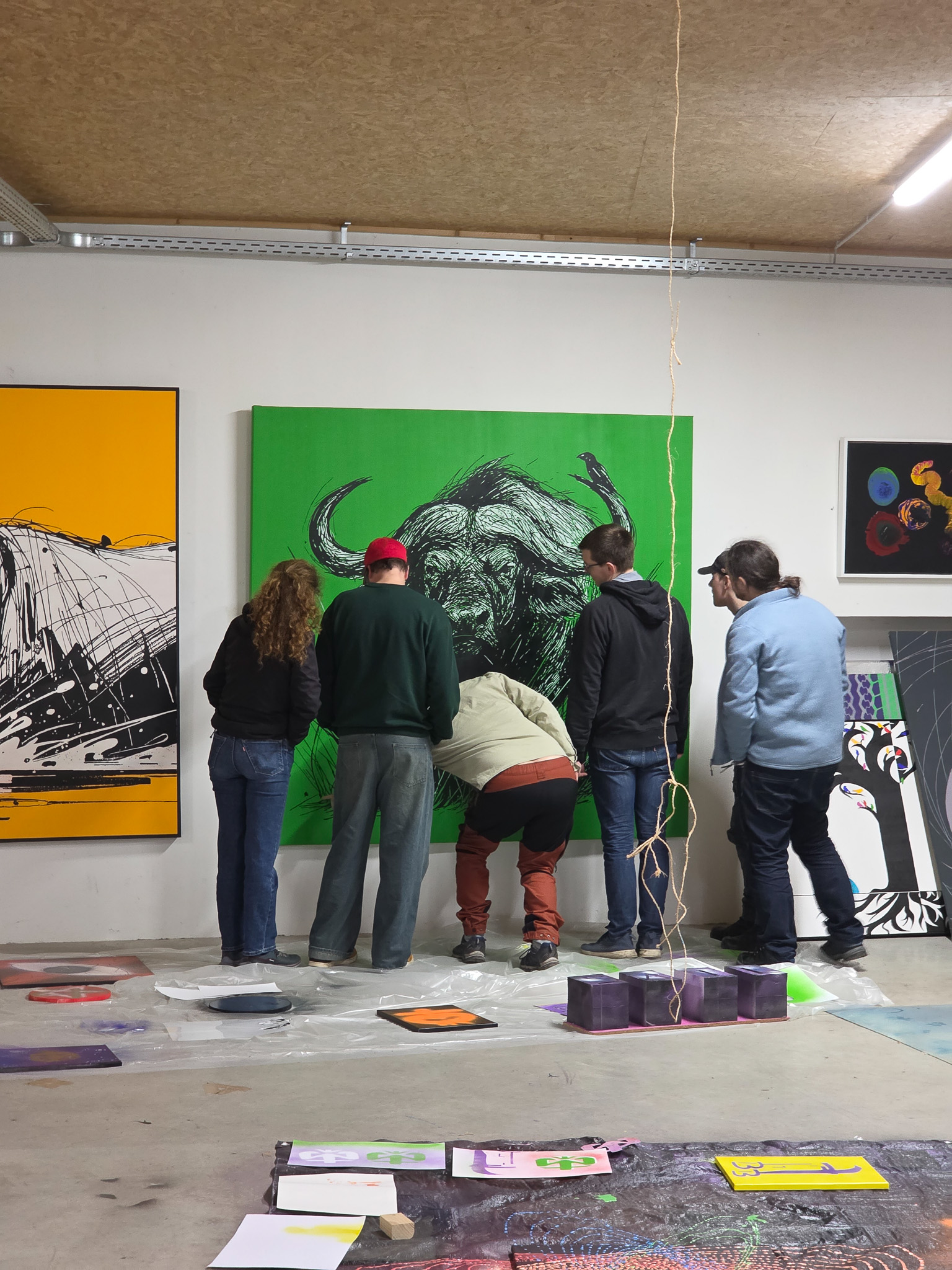 "THE WALL HAS EYES", Kunstwerk/Gemälde von Martin Lingens, schwarz-weißer Afrikanischer Büffel auf grünem Hintergrund