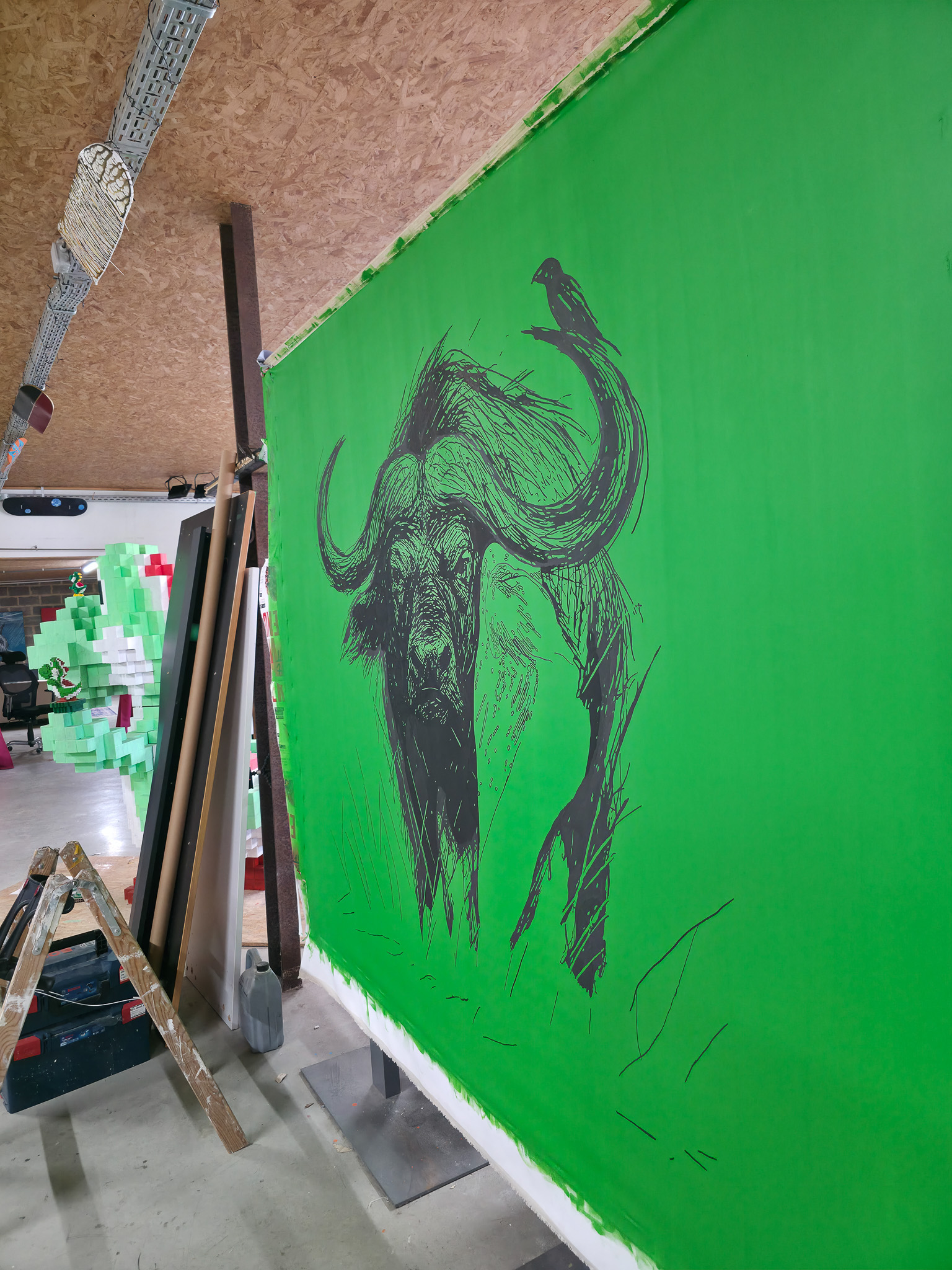 Entstehung von "THE WALL HAS EYES", Kunstwerk/Gemälde von Martin Lingens, schwarz-weißer Afrikanischer Büffel auf grünem Hintergrund