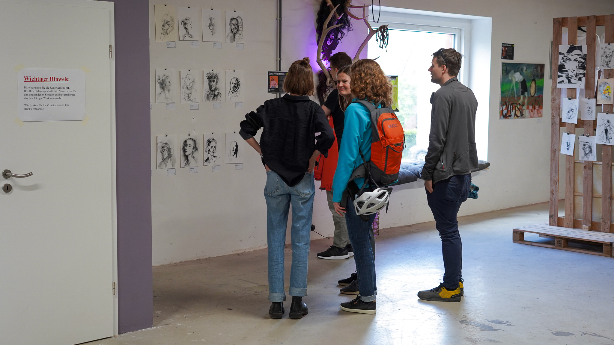 Jana hat sich mit vielen Besuchern über Ihre Kunstwerke unterhalten