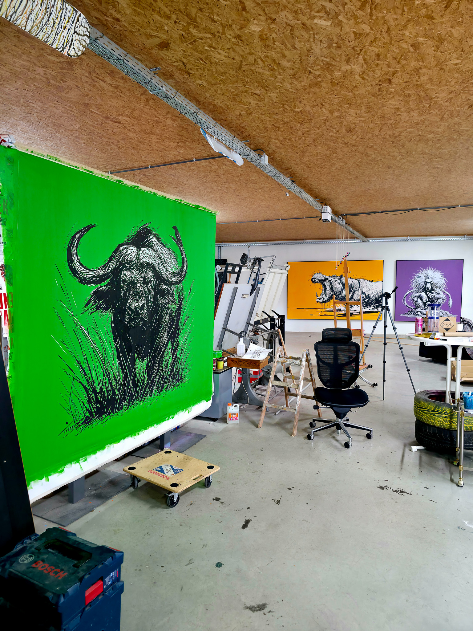 "THE WALL HAS EYES", Kunstwerk/Gemälde von Martin Lingens, schwarz-weißer Afrikanischer Büffel auf grünem Hintergrund