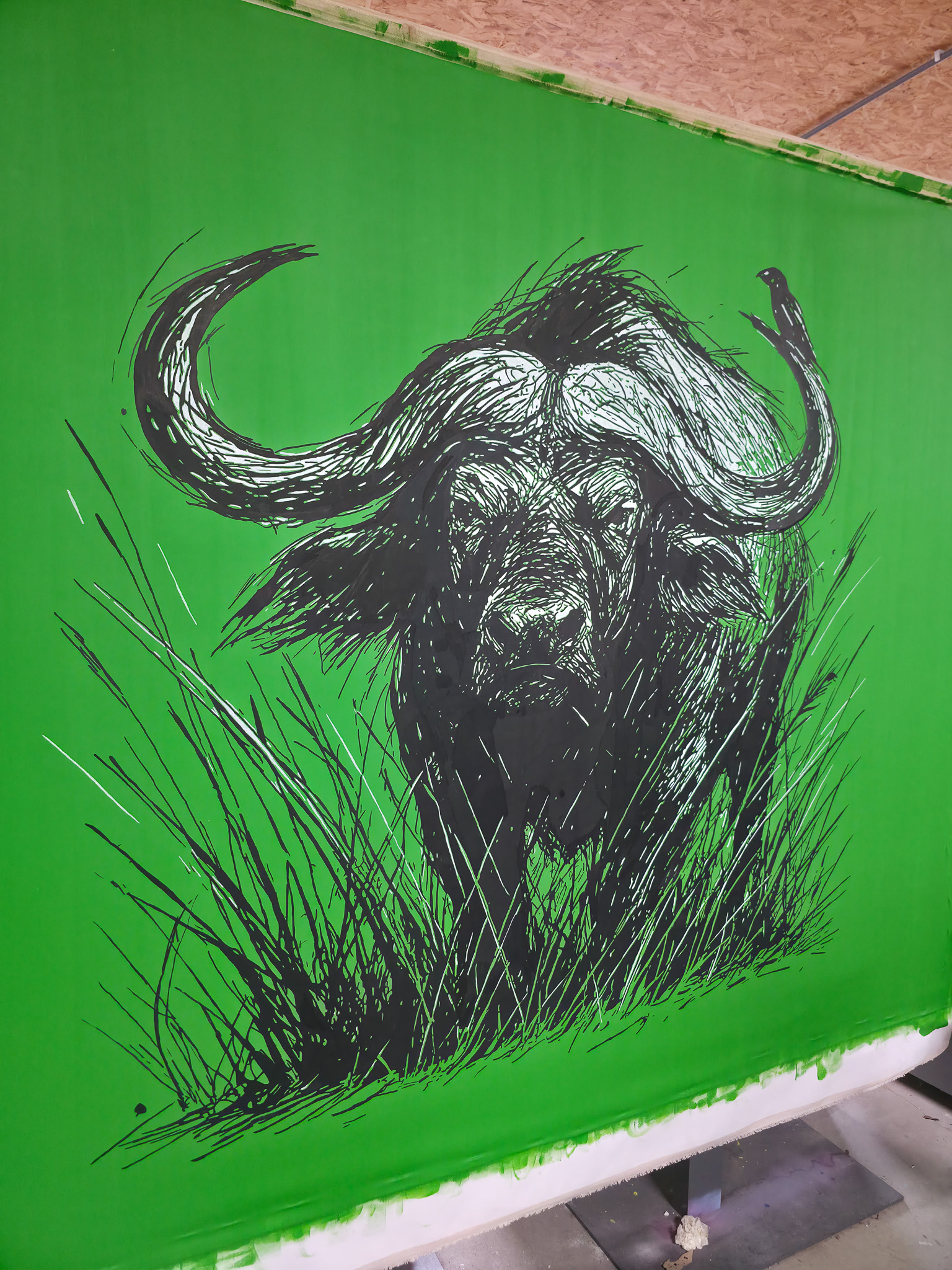 "THE WALL HAS EYES", Kunstwerk/Gemälde von Martin Lingens, schwarz-weißer Afrikanischer Büffel auf grünem Hintergrund
