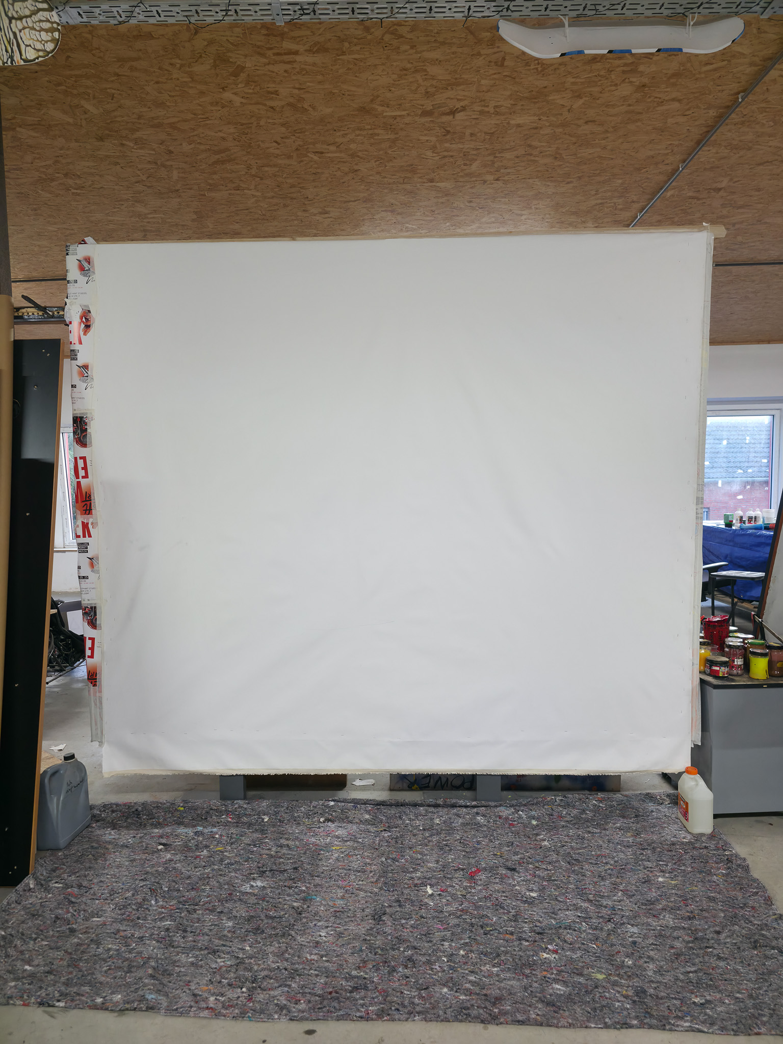 Anfangsphase Entstehung von "THE WALL HAS EYES", Kunstwerk/Gemälde von Martin Lingens, schwarz-weißer Afrikanischer Büffel auf grünem Hintergrund