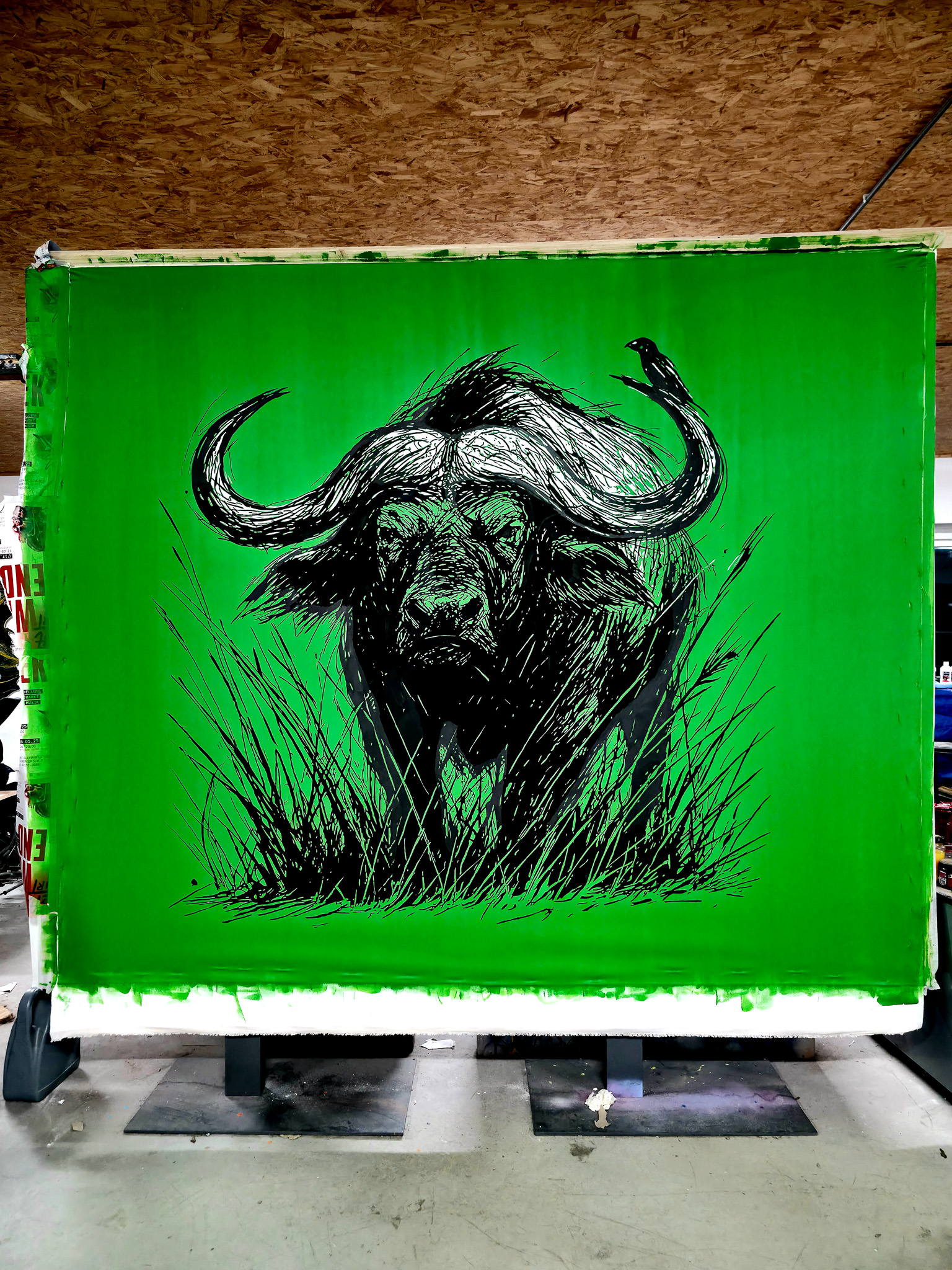 "THE WALL HAS EYES", Kunstwerk/Gemälde von Martin Lingens, schwarz-weißer Afrikanischer Büffel auf grünem Hintergrund