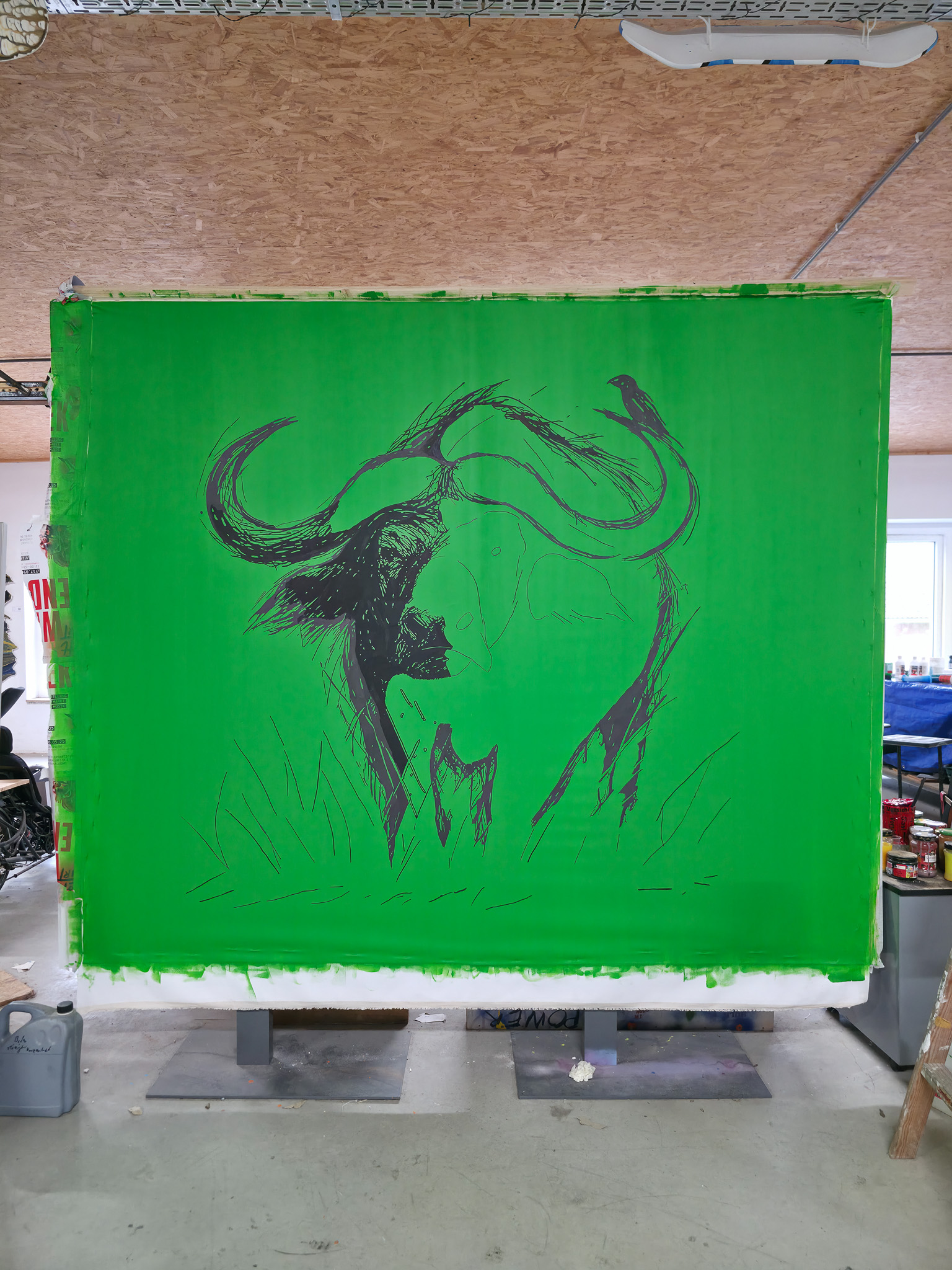 Entstehung von "THE WALL HAS EYES", Kunstwerk/Gemälde von Martin Lingens, schwarz-weißer Afrikanischer Büffel auf grünem Hintergrund