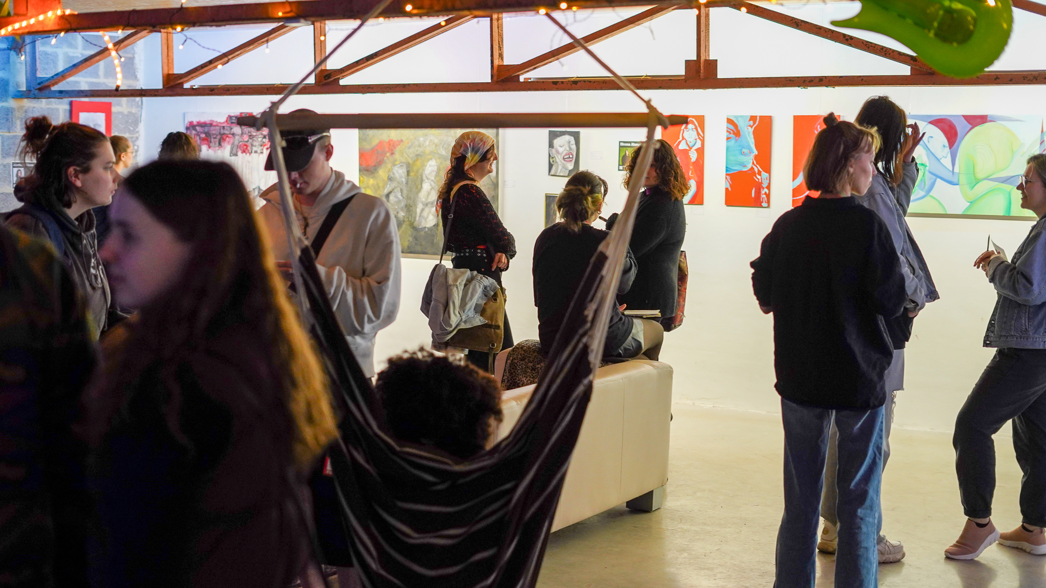 Die Sitzgelegenheiten im kleinen Ausstellungsbereich wurden ausgiebig genutzt um entspannt Kunst zu betrachten und darüber zusprechen