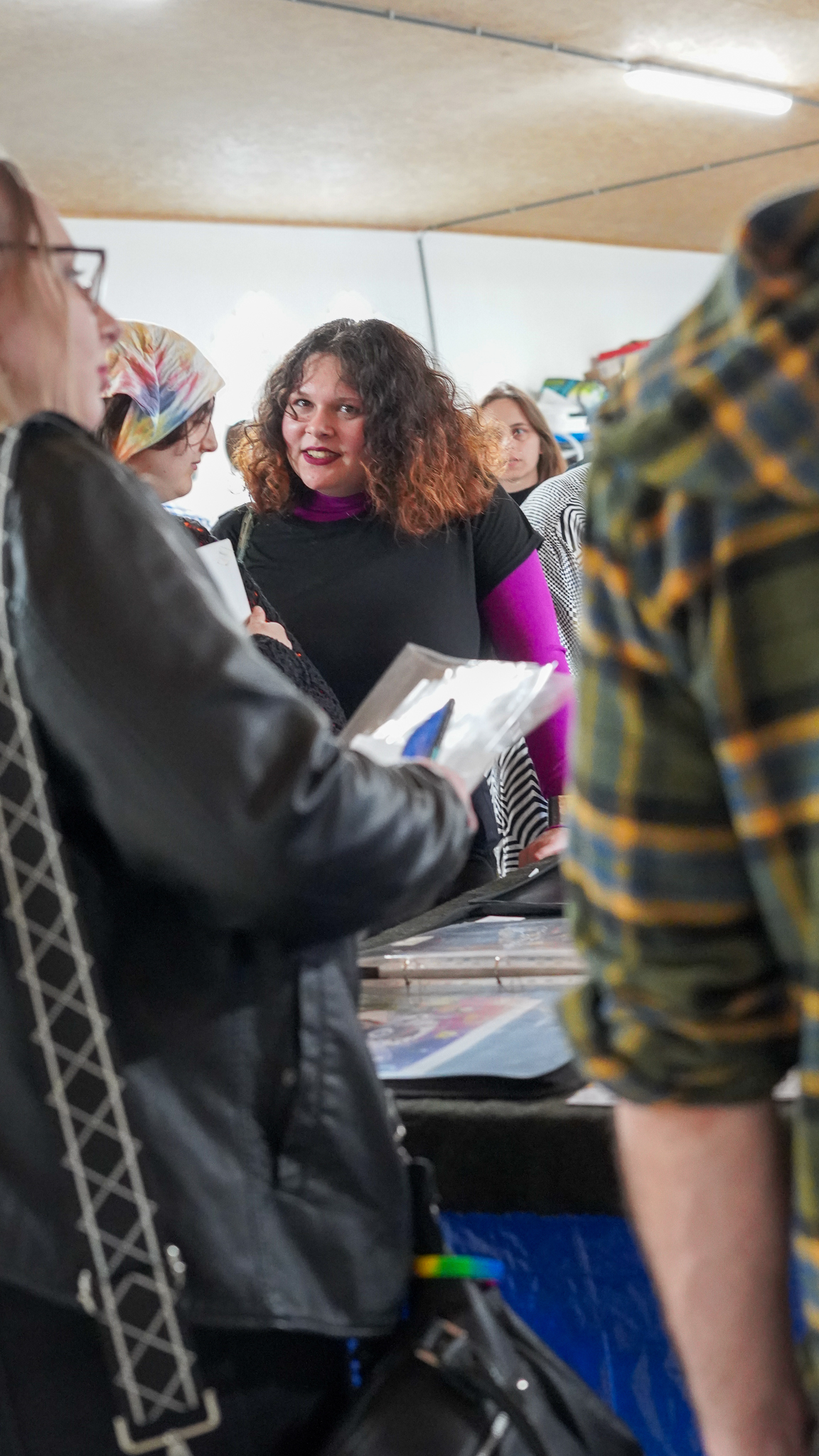 Die BesucherInnen sammeln sich um die Drucke