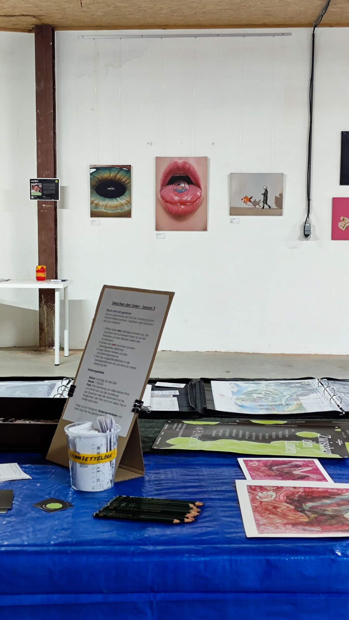 Wir haben überall verteilt den Besucher-Lieblings-Kunstwerk Wettbewerb erklärt