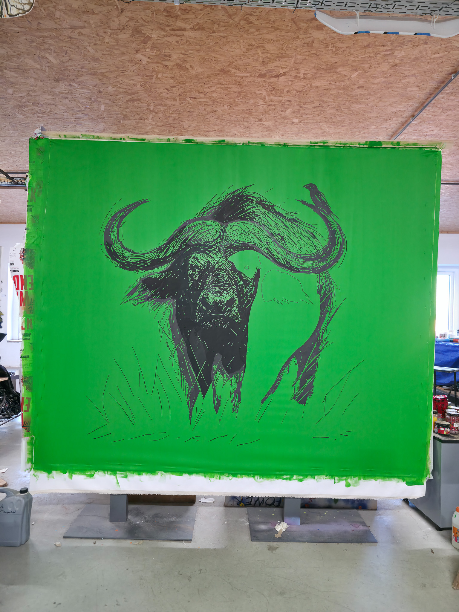 Entstehung von "THE WALL HAS EYES", Kunstwerk/Gemälde von Martin Lingens, schwarz-weißer Afrikanischer Büffel auf grünem Hintergrund