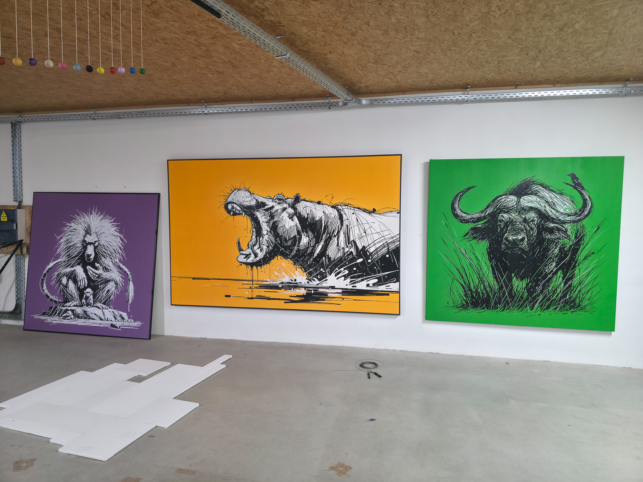 3 Kunstwerke nebeneinander "JUDGEMENT", "HIPPOCALYPSE" und THE WALL HAS EYES", Kunstwerke/Gemälde von Martin Lingens