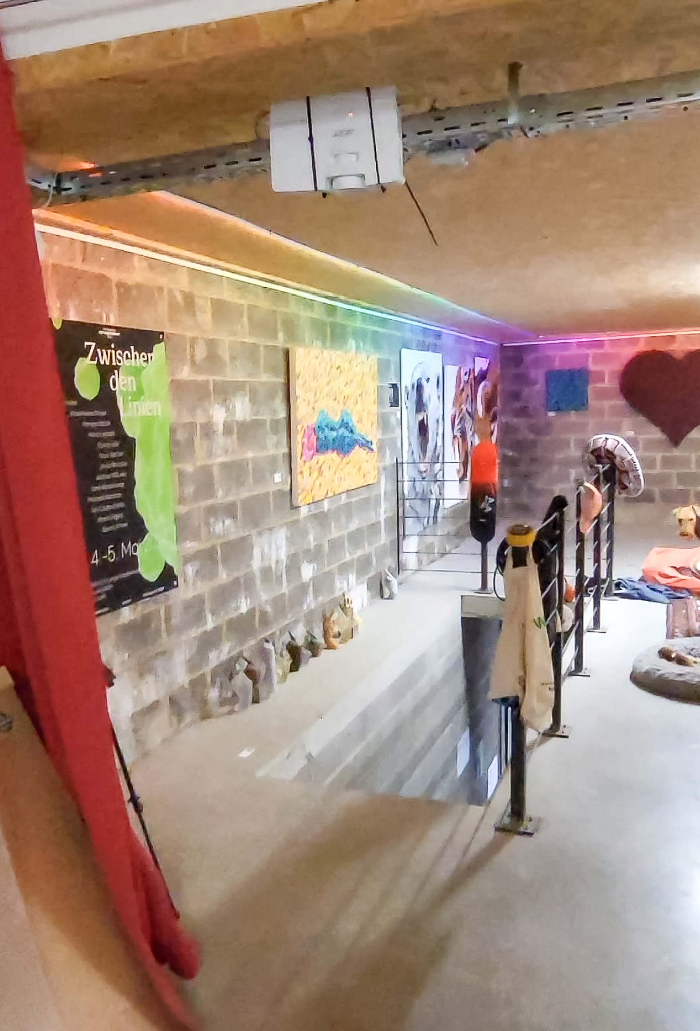 jeder Bereich wird für Kunst genutzt, selbst bei der Treppe