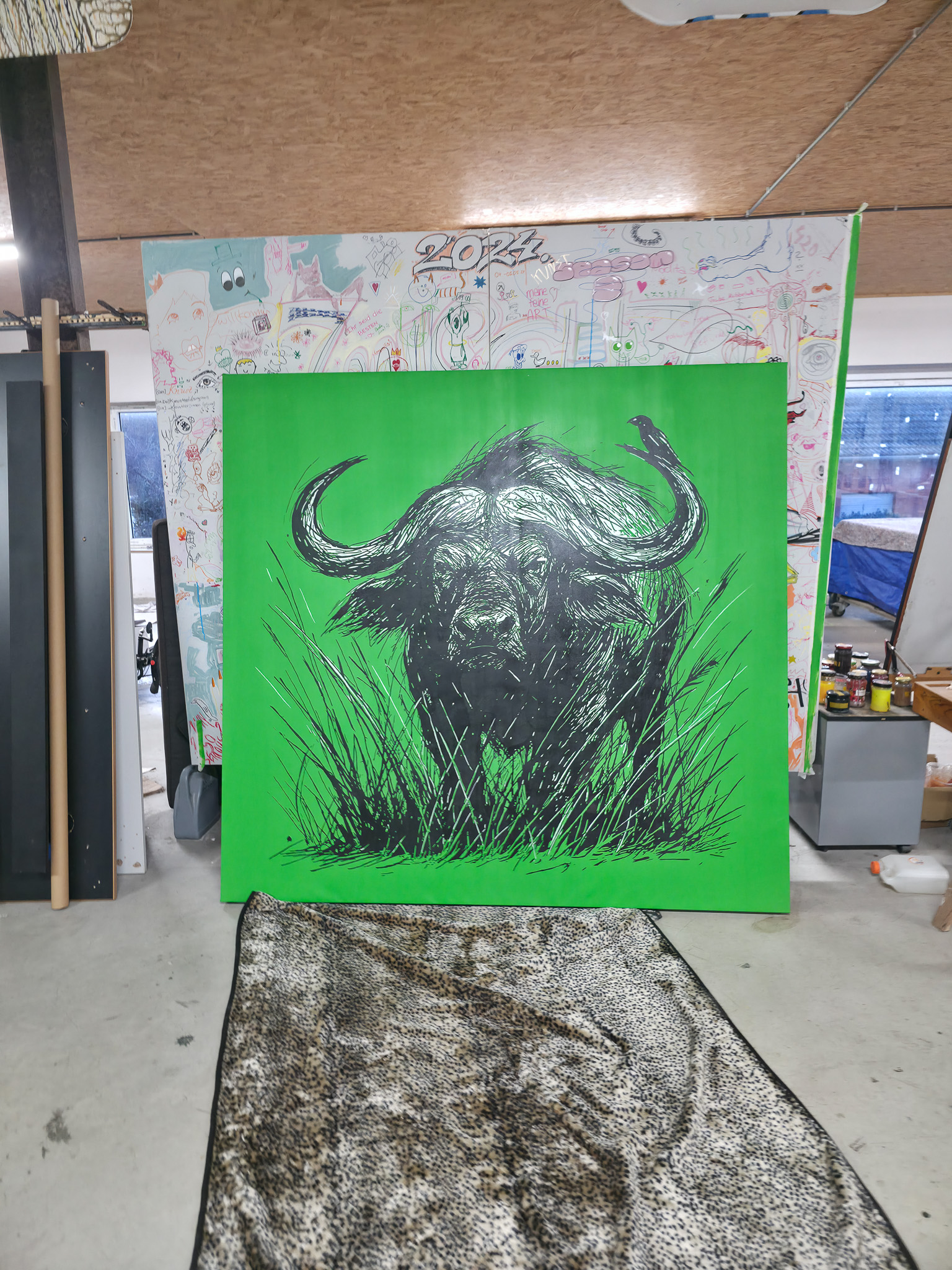 "THE WALL HAS EYES", Kunstwerk/Gemälde von Martin Lingens, schwarz-weißer Afrikanischer Büffel auf grünem Hintergrund