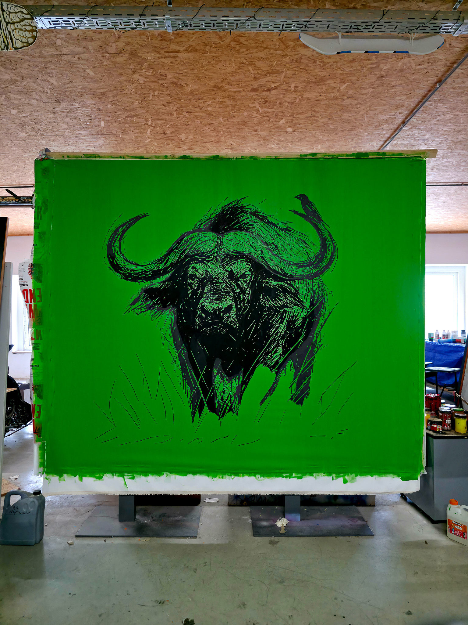Entstehung von "THE WALL HAS EYES", Kunstwerk/Gemälde von Martin Lingens, schwarz-weißer Afrikanischer Büffel auf grünem Hintergrund