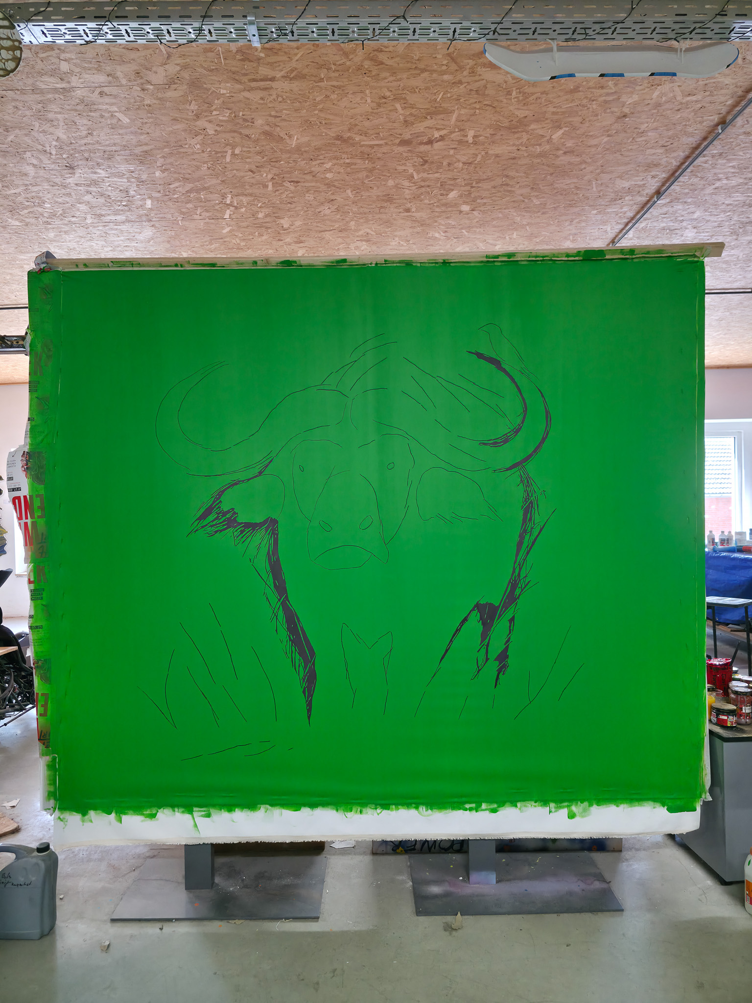 Entstehung von "THE WALL HAS EYES", Kunstwerk/Gemälde von Martin Lingens, schwarz-weißer Afrikanischer Büffel auf grünem Hintergrund