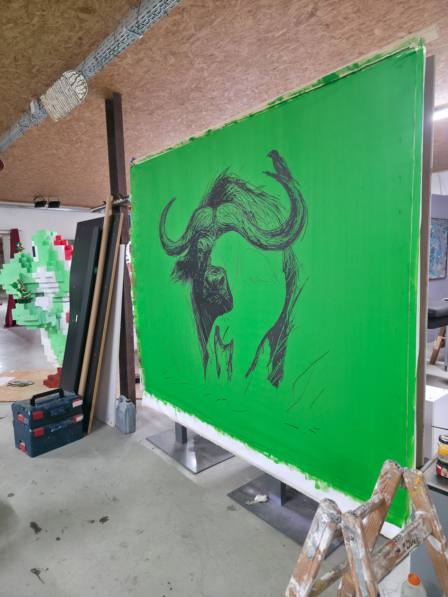 Entstehung von "THE WALL HAS EYES", Kunstwerk/Gemälde von Martin Lingens, schwarz-weißer Afrikanischer Büffel auf grünem Hintergrund
