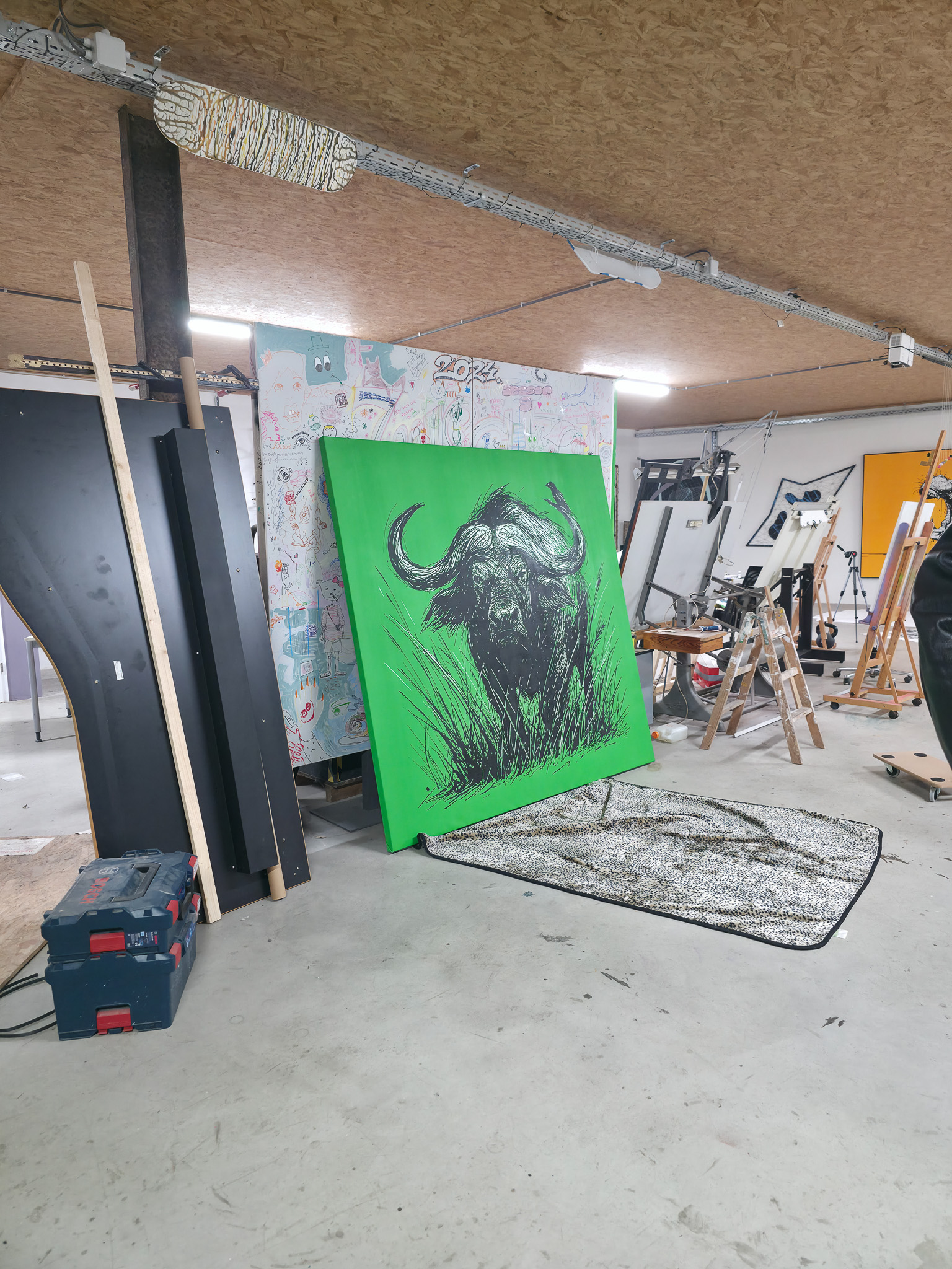"THE WALL HAS EYES", Kunstwerk/Gemälde von Martin Lingens, schwarz-weißer Afrikanischer Büffel auf grünem Hintergrund