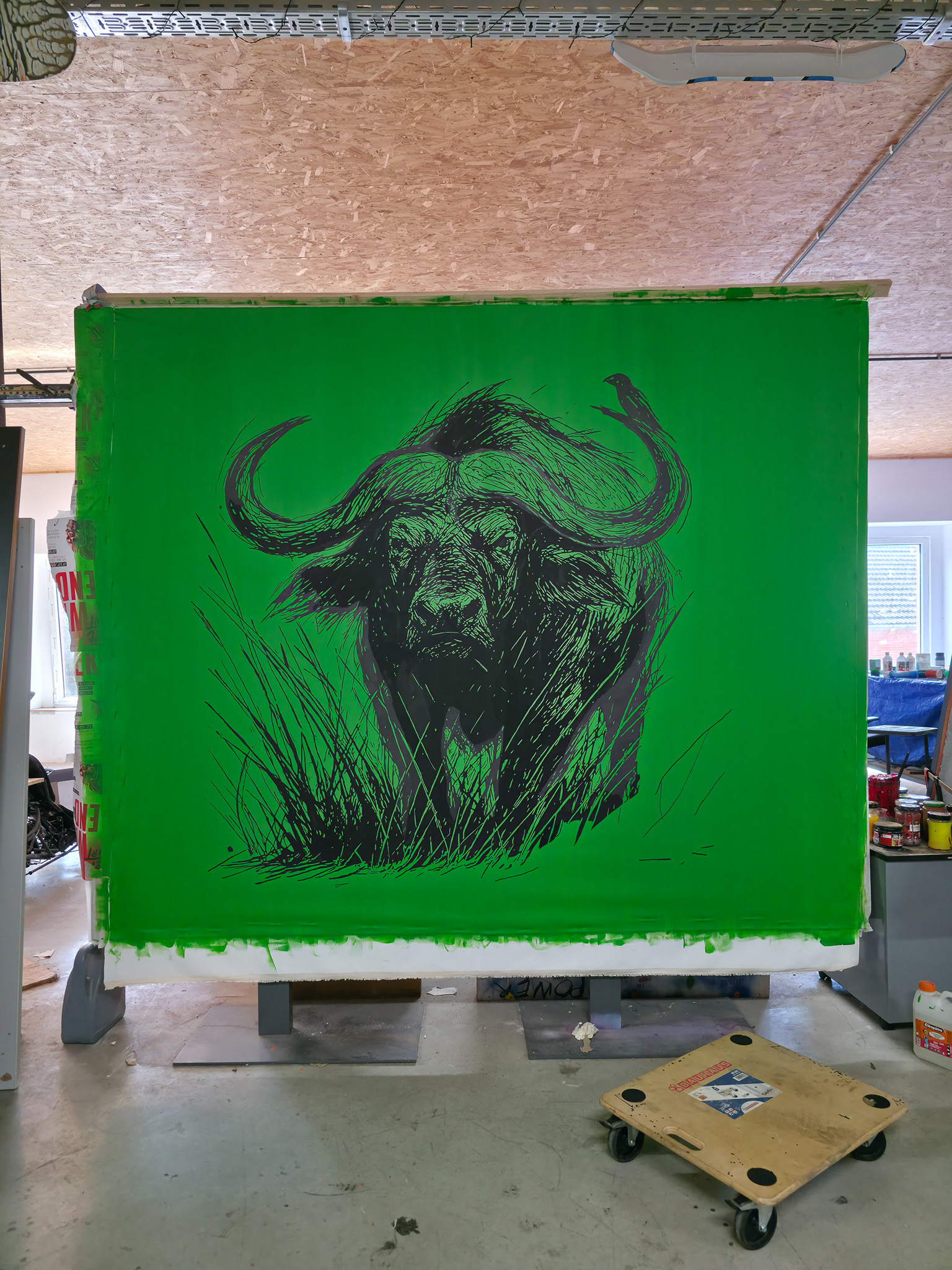 Entstehung von "THE WALL HAS EYES", Kunstwerk/Gemälde von Martin Lingens, schwarz-weißer Afrikanischer Büffel auf grünem Hintergrund