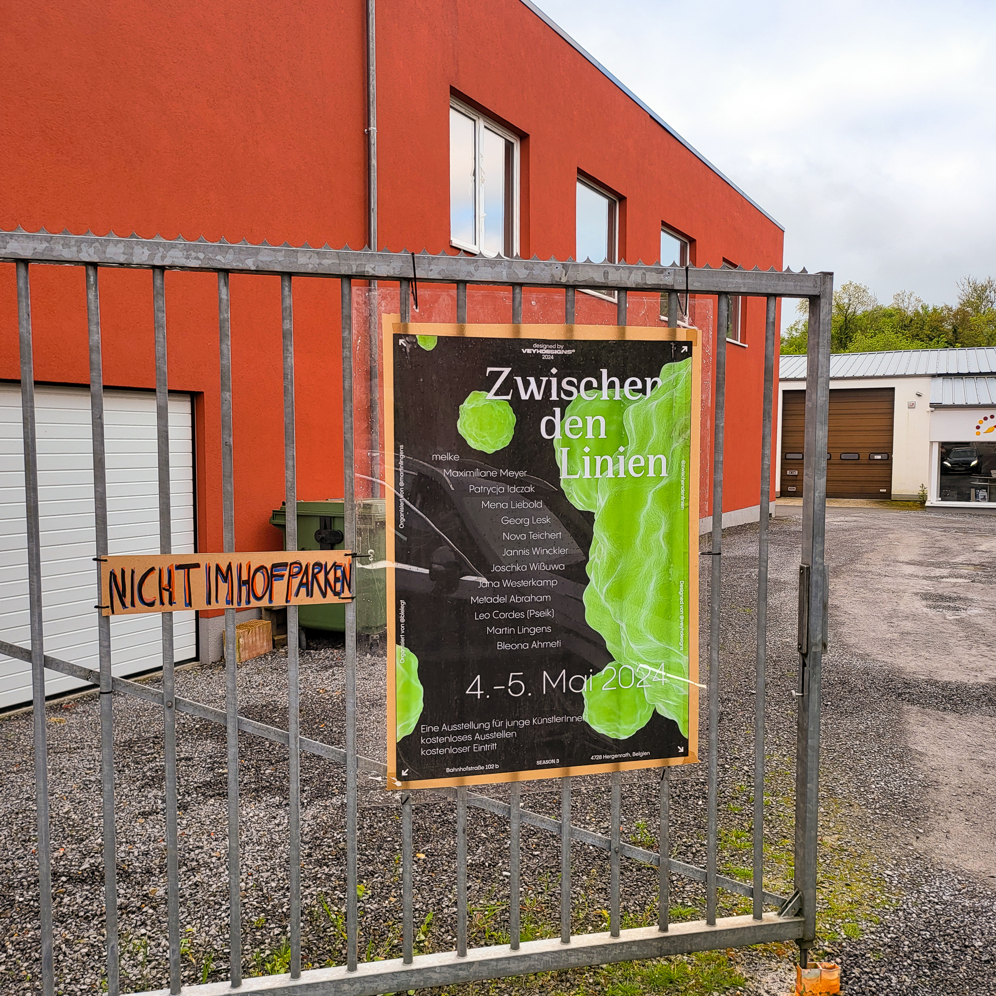 Plakat hängt zur Begrüßung am Zaun zum Grundstück