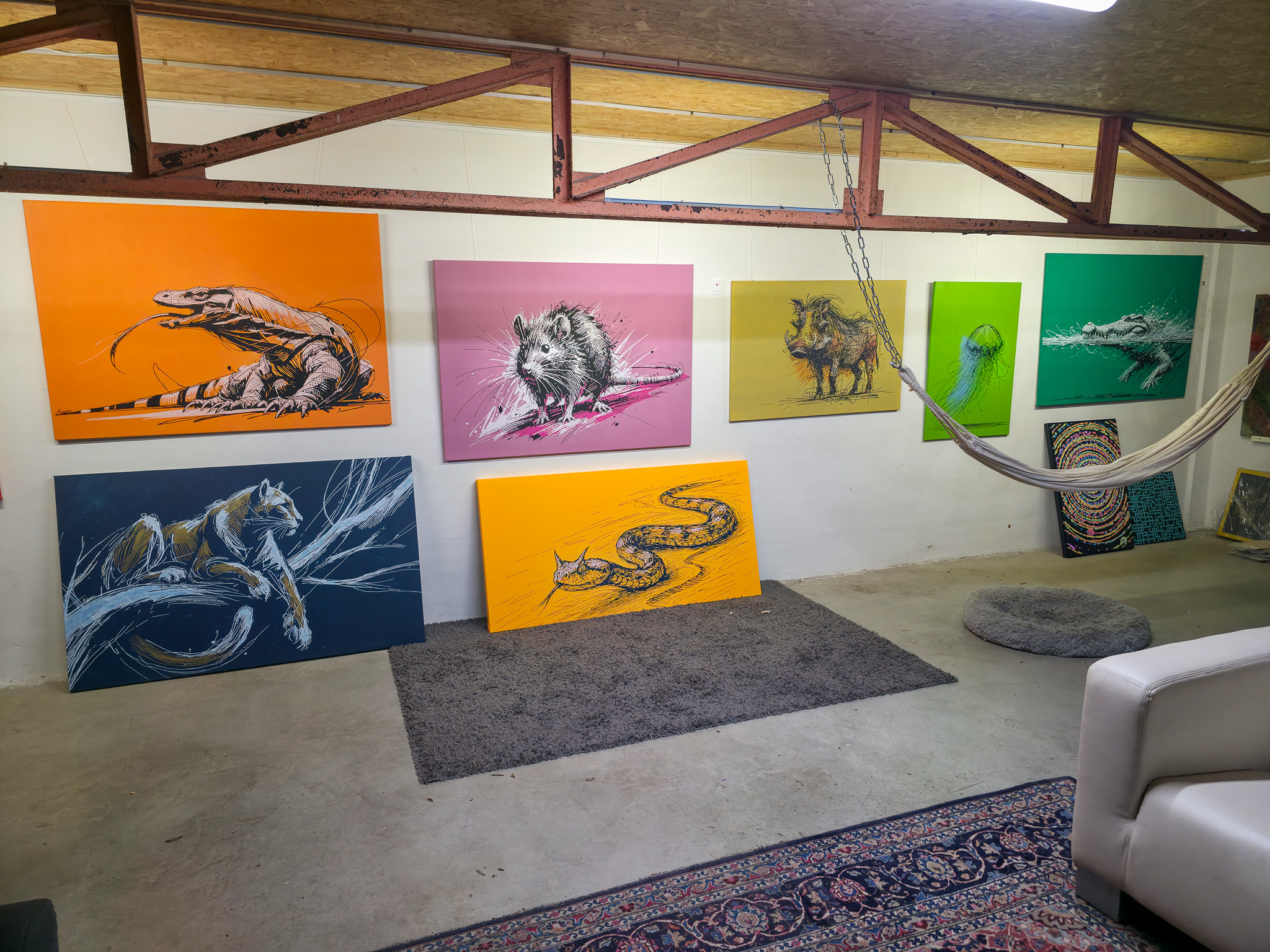 Wand im Atelier mit Gemälden der WILD SKETCHES Serie von Martin Lingens
