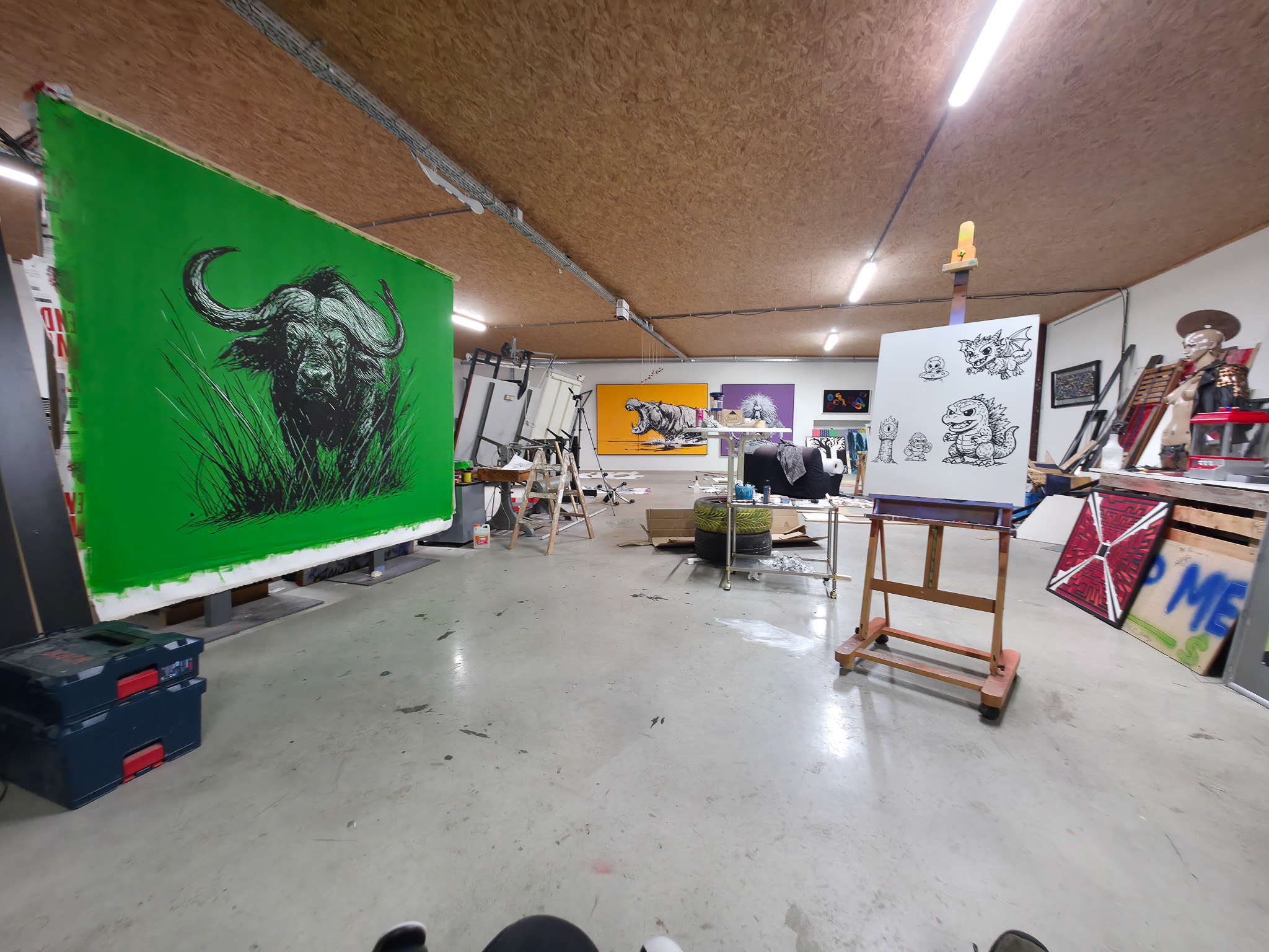"THE WALL HAS EYES", Kunstwerk/Gemälde von Martin Lingens, schwarz-weißer Afrikanischer Büffel auf grünem Hintergrund