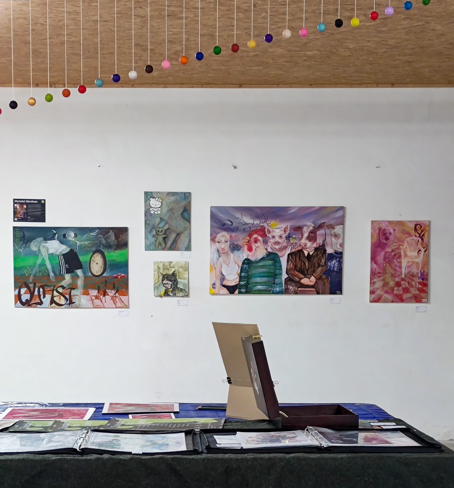 Die Kunstwerke von Metadel Abraham hängen