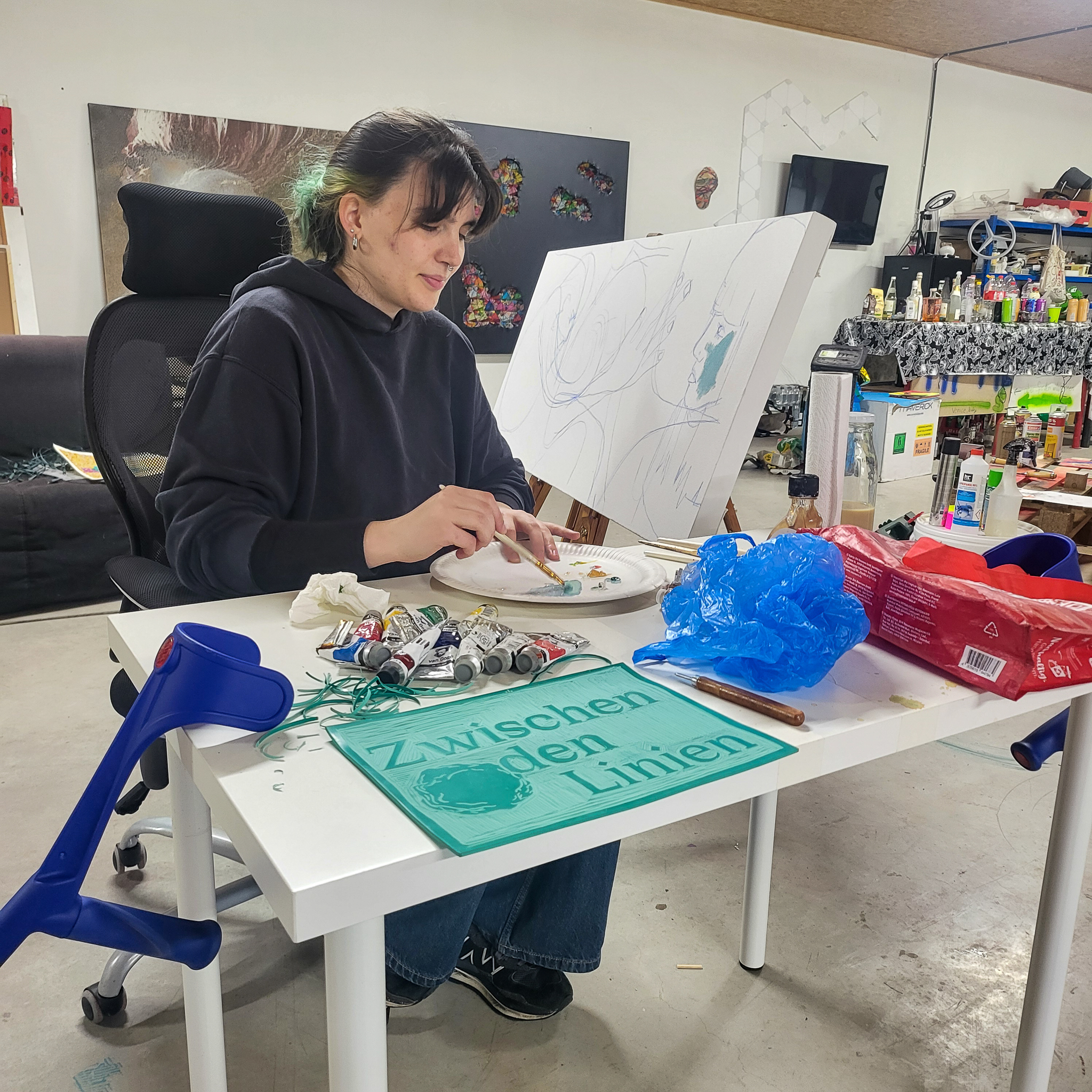 Bleona noch kurz vor der Ausstellung dabei an ihrem Kunstwerk zu arbeiten
