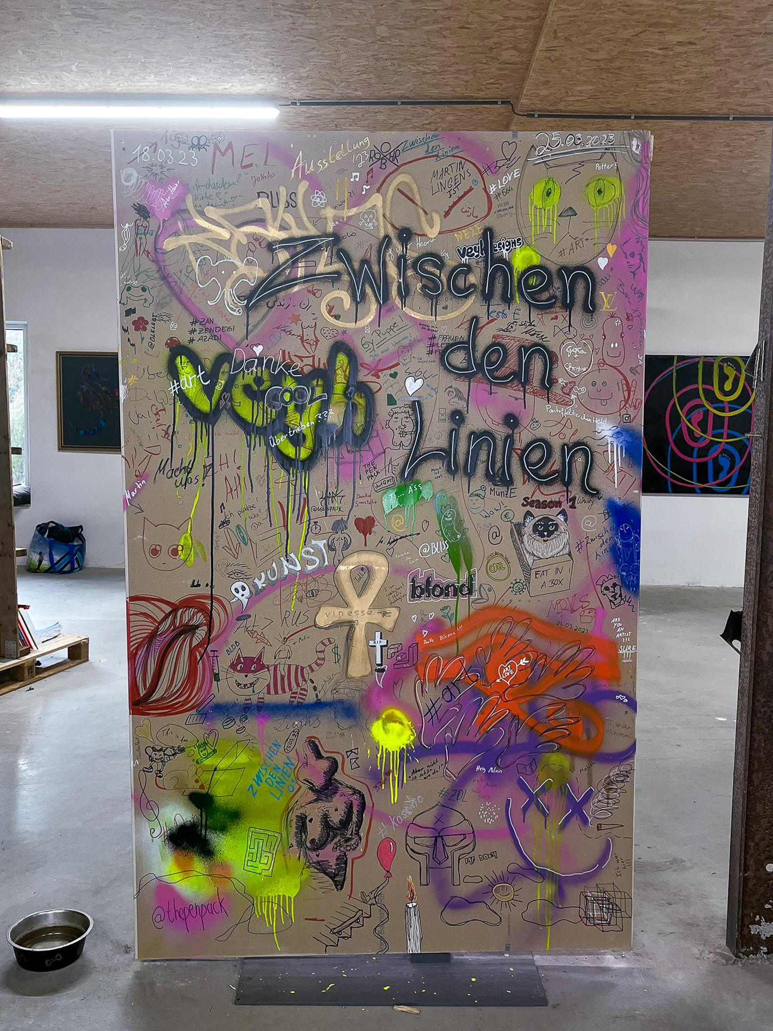 Die Gemeinschafts-Kunst-Wand von "Zwischen den Linien - Season 1"