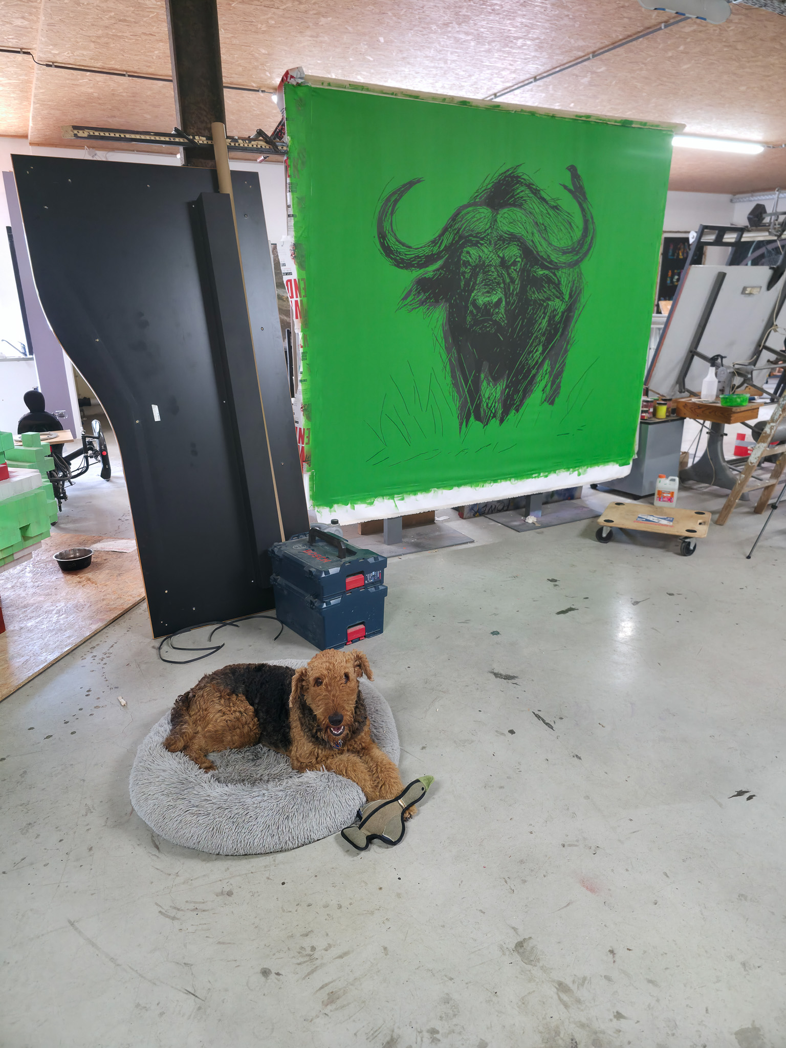 Entstehung von "THE WALL HAS EYES", Kunstwerk/Gemälde von Martin Lingens, schwarz-weißer Afrikanischer Büffel auf grünem Hintergrund