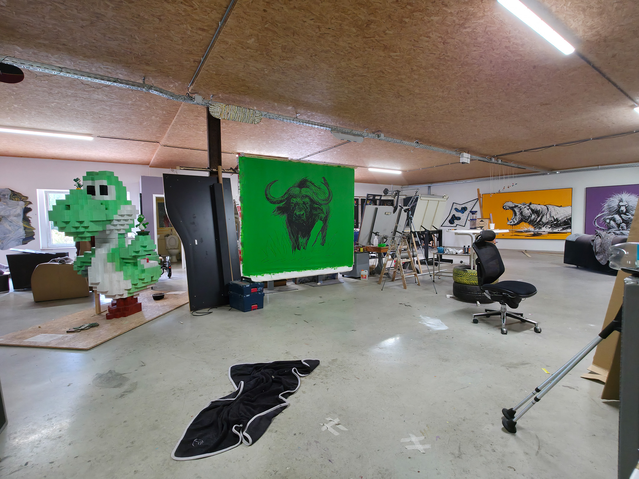Entstehung von "THE WALL HAS EYES", Kunstwerk/Gemälde von Martin Lingens, schwarz-weißer Afrikanischer Büffel auf grünem Hintergrund