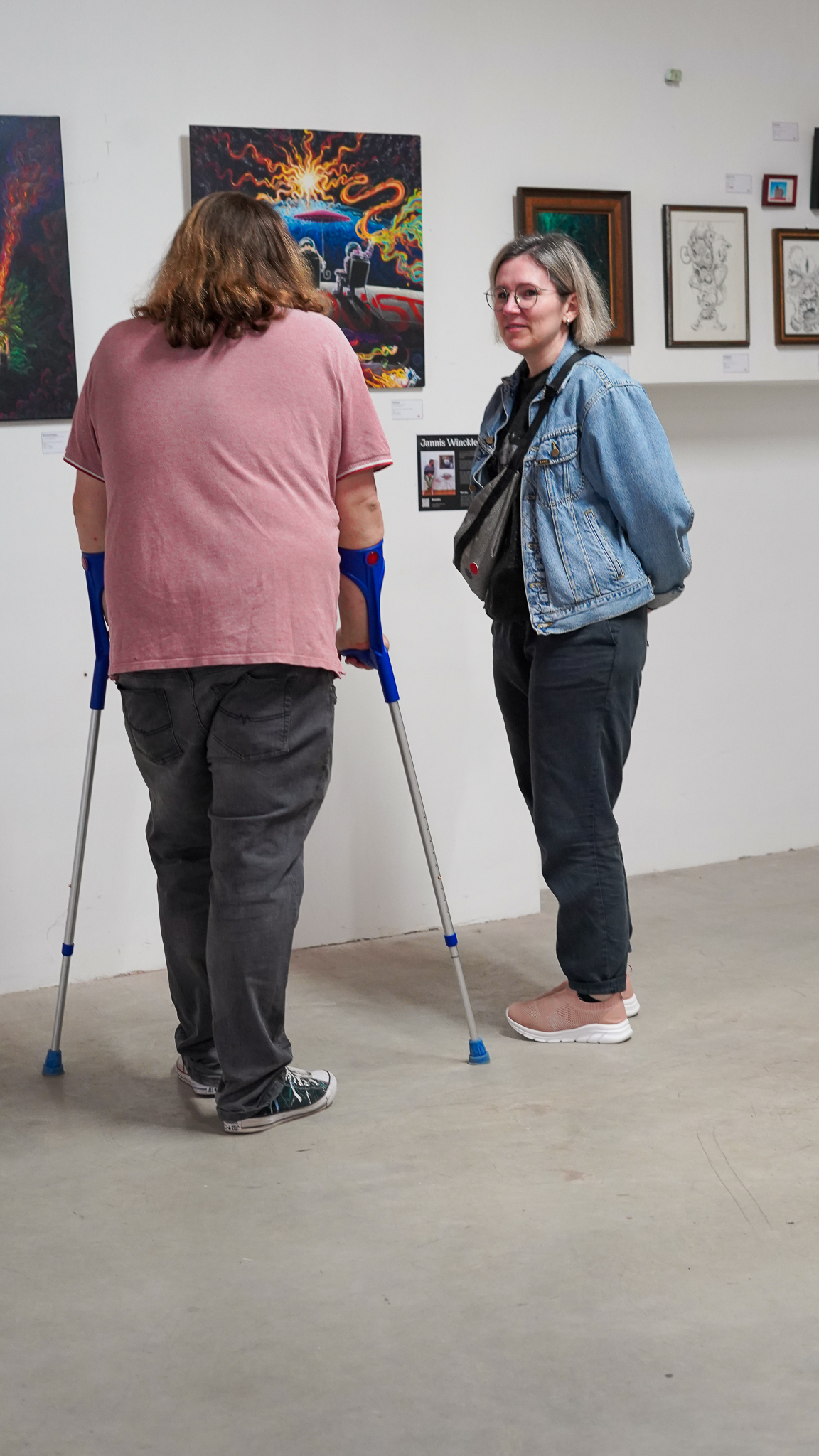 ich genieße es mich mit BesucherInnen über die Kunst zu unterhalten, besonders wenn sie ehemalige teilnehmende KünstlerInnen sind