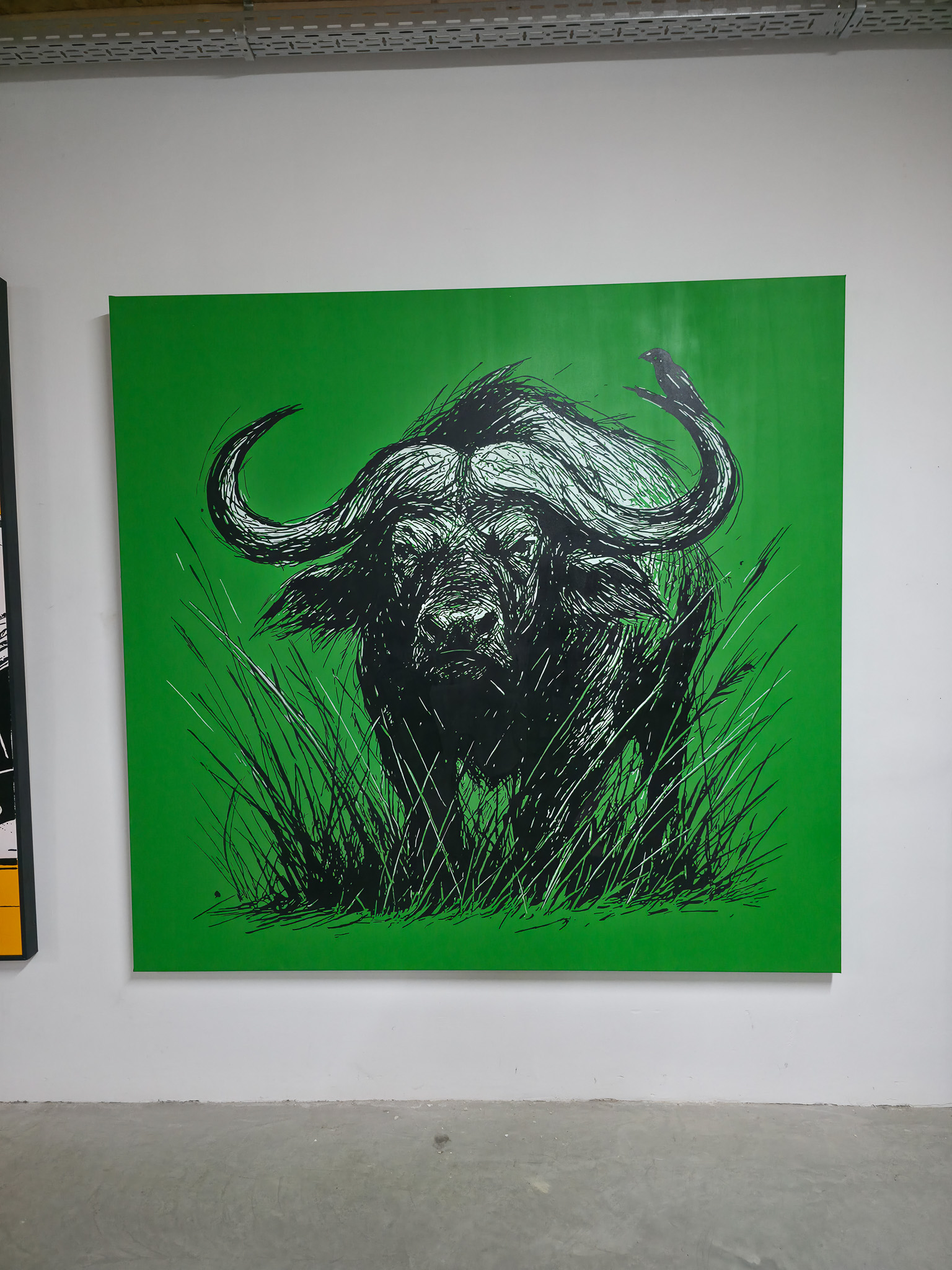 "THE WALL HAS EYES", Kunstwerk/Gemälde von Martin Lingens, schwarz-weißer Afrikanischer Büffel auf grünem Hintergrund
