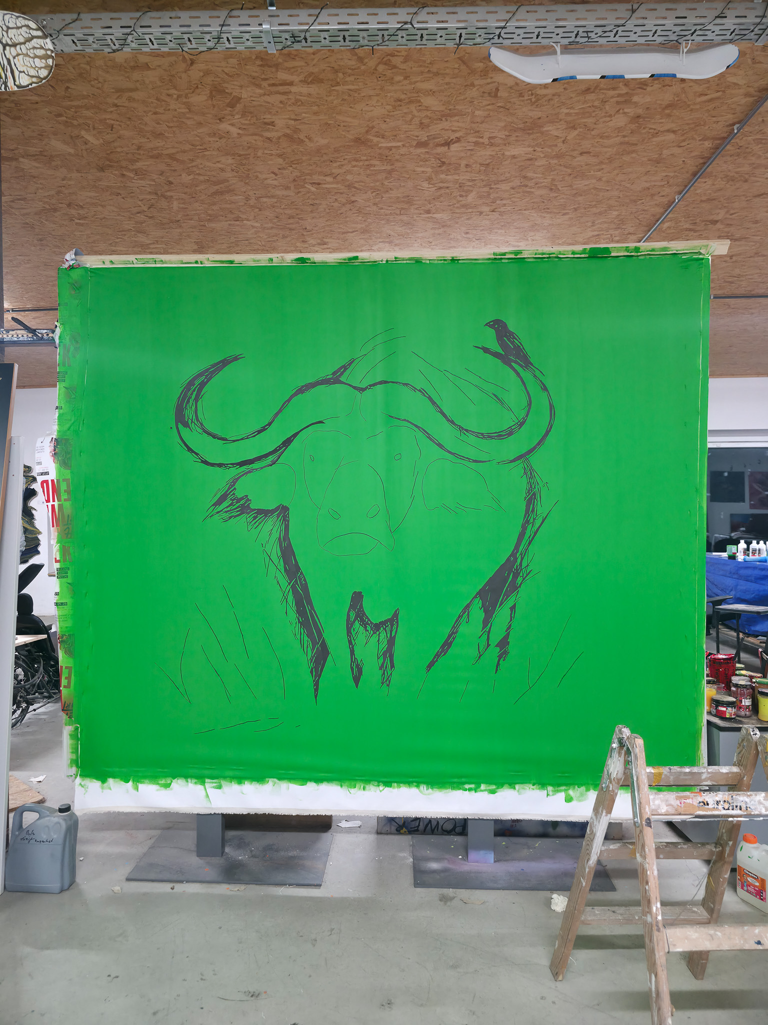 Entstehung von "THE WALL HAS EYES", Kunstwerk/Gemälde von Martin Lingens, schwarz-weißer Afrikanischer Büffel auf grünem Hintergrund