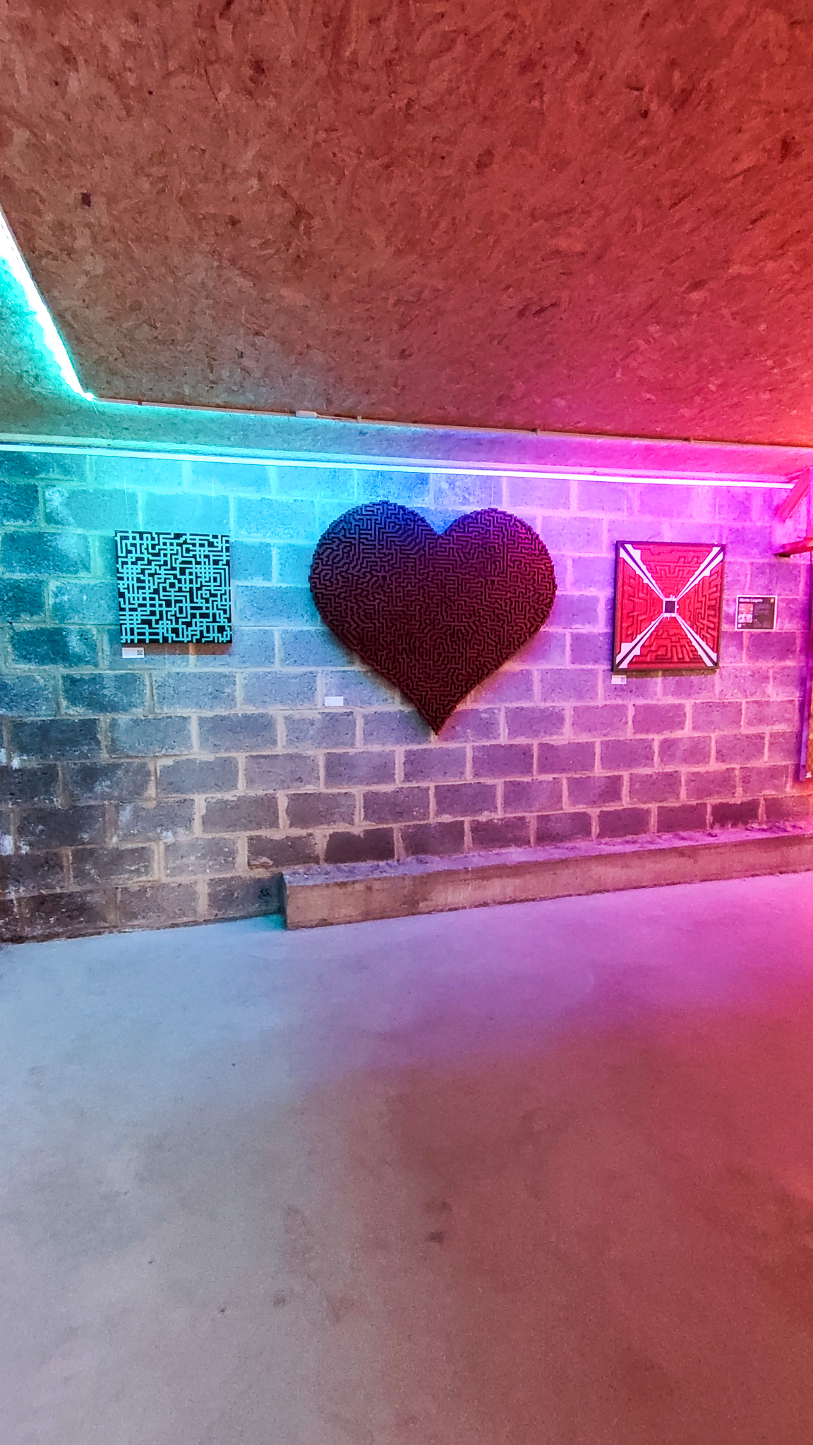 Ein paar meiner eigenen Kunstwerke konnte ich zwischen allen anderen KünstlerInnen noch unterbringen