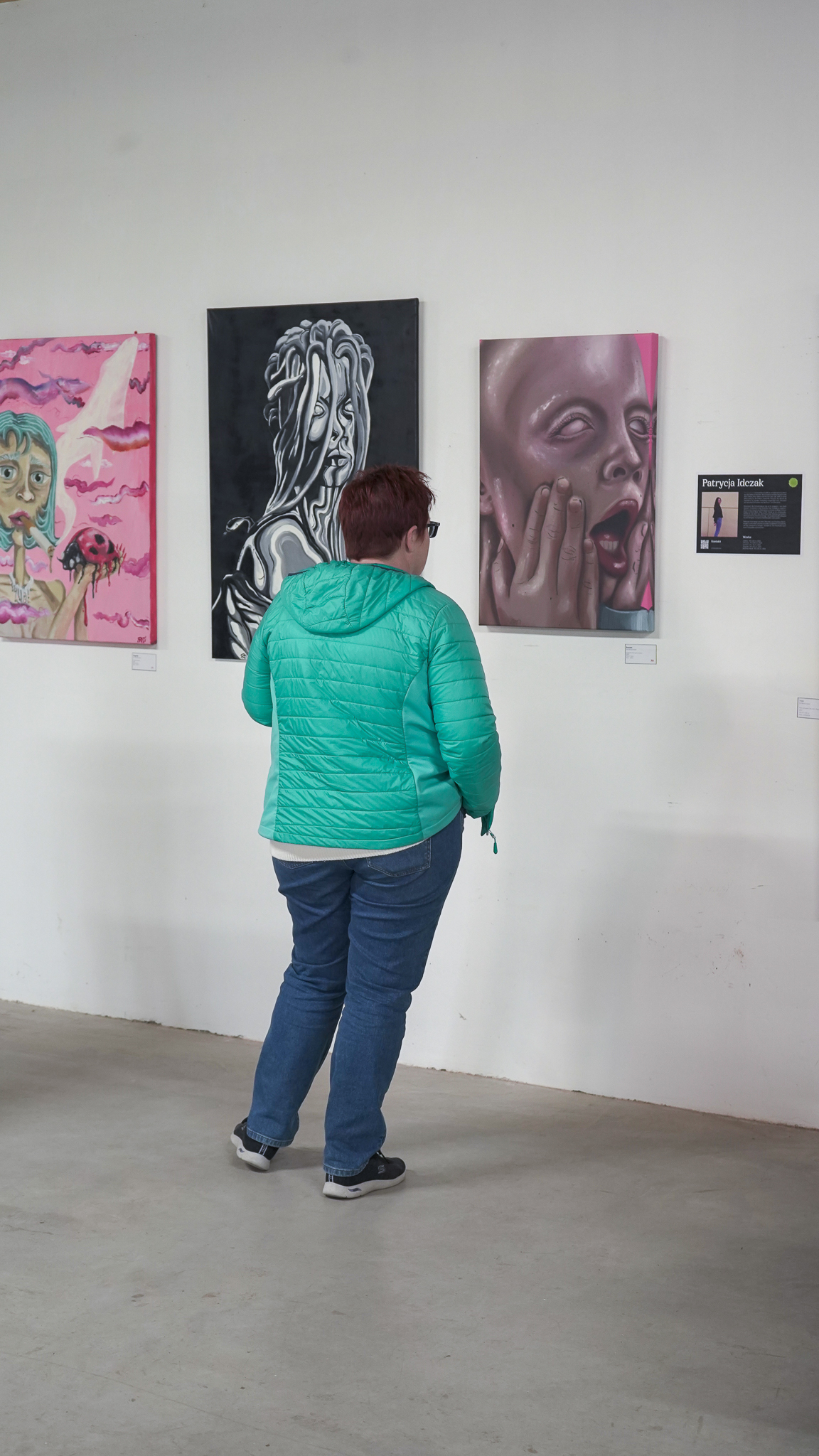 Die ersten BesucherInnen schauen sich die ausgestellte Kunst an. Werke von Patrycja Idczak