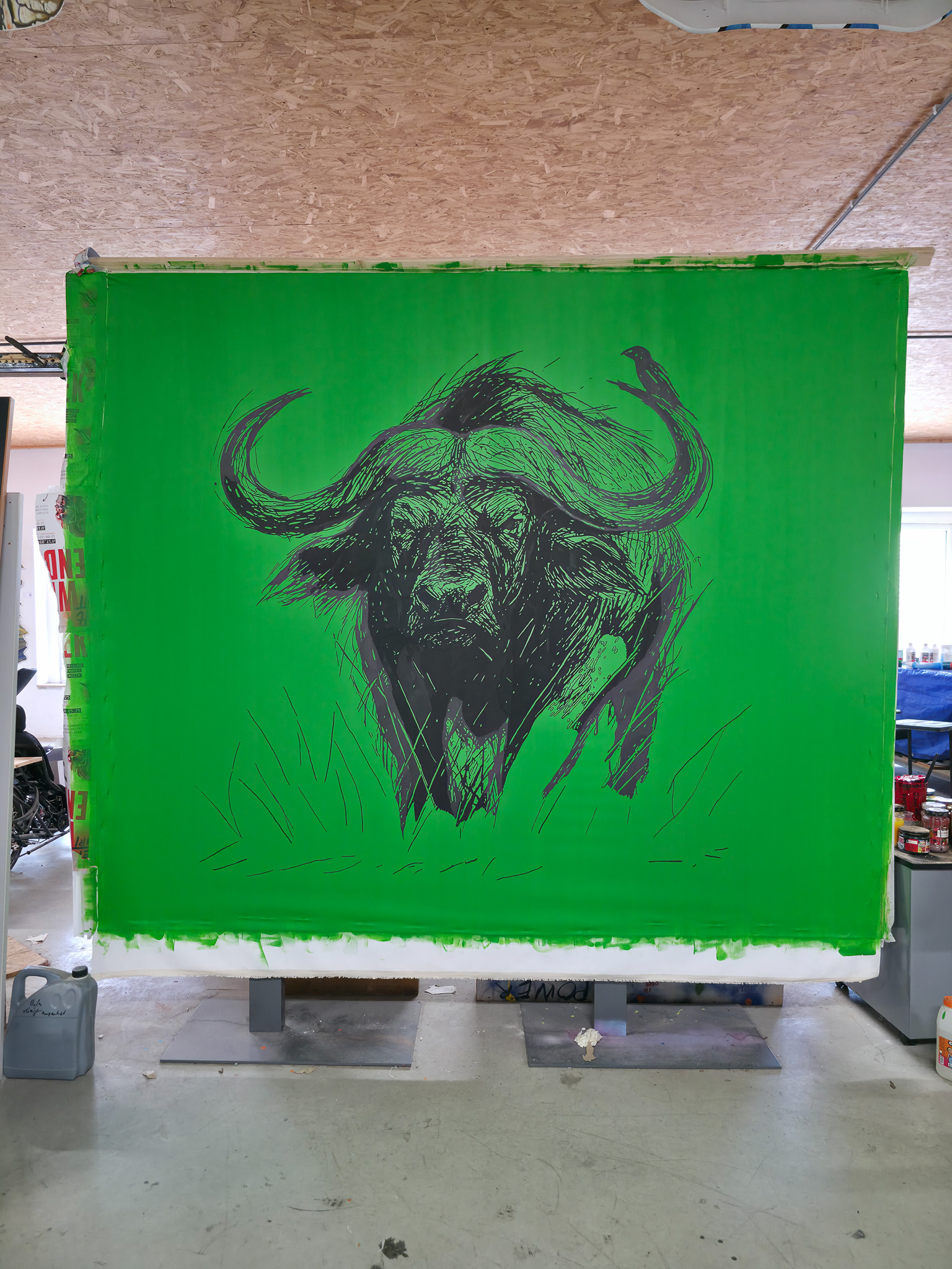 Entstehung von "THE WALL HAS EYES", Kunstwerk/Gemälde von Martin Lingens, schwarz-weißer Afrikanischer Büffel auf grünem Hintergrund
