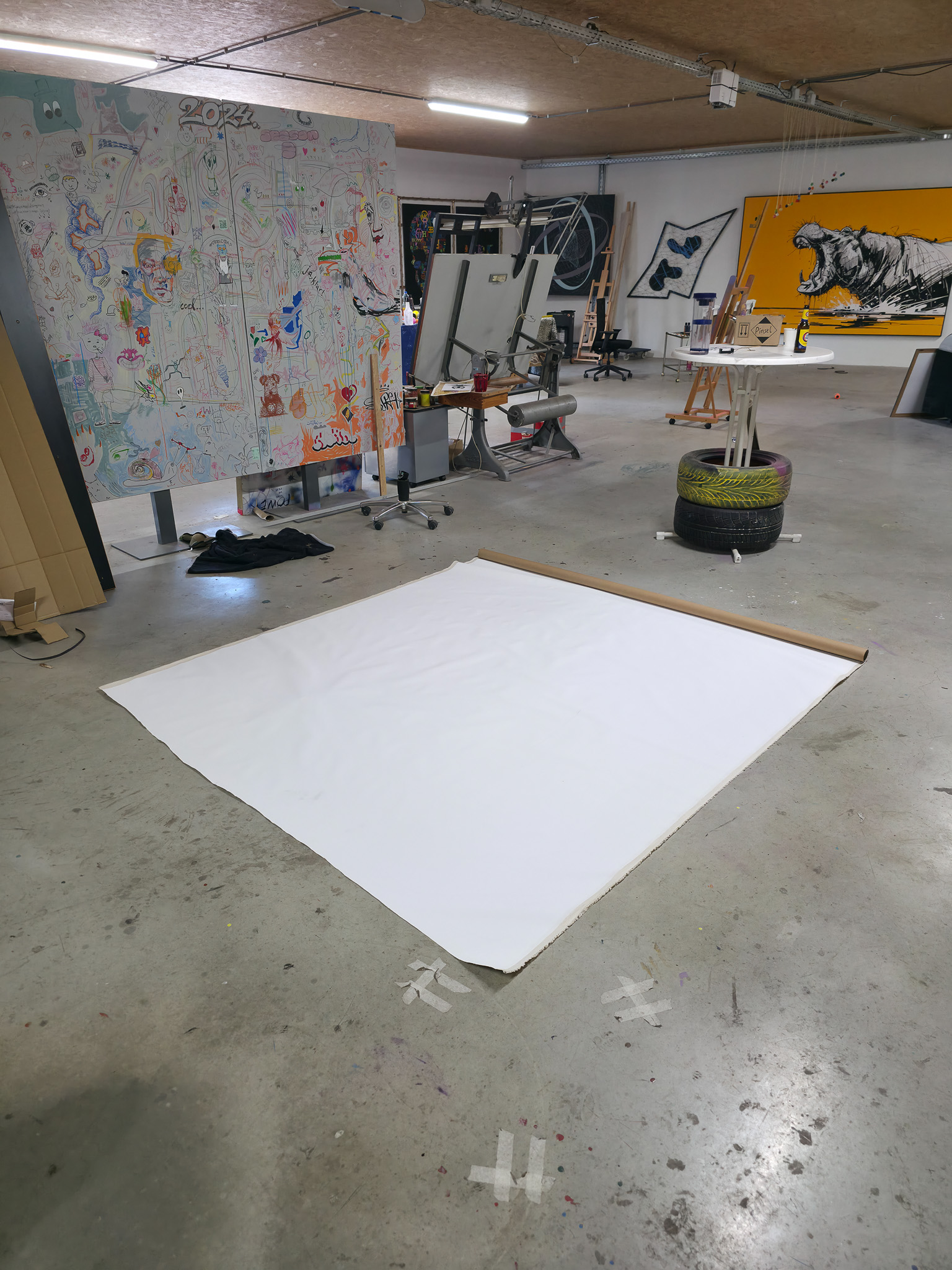 Anfangsphase Entstehung von "THE WALL HAS EYES", Kunstwerk/Gemälde von Martin Lingens, schwarz-weißer Afrikanischer Büffel auf grünem Hintergrund