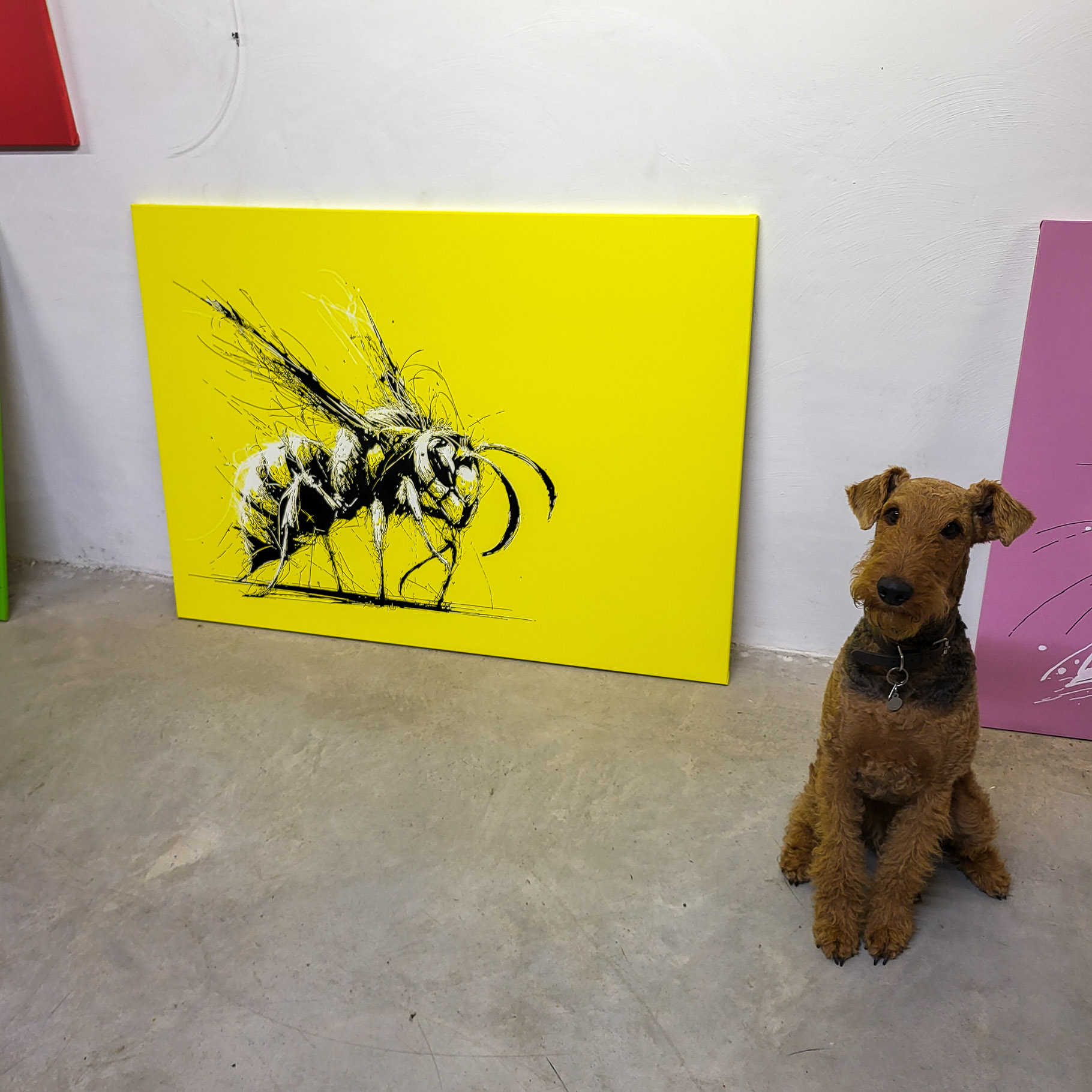 Größenvergleich mit Ginny und "EN GARDE", Künstler Martin Lingens, WILD SKETCHES Serie, Wespe