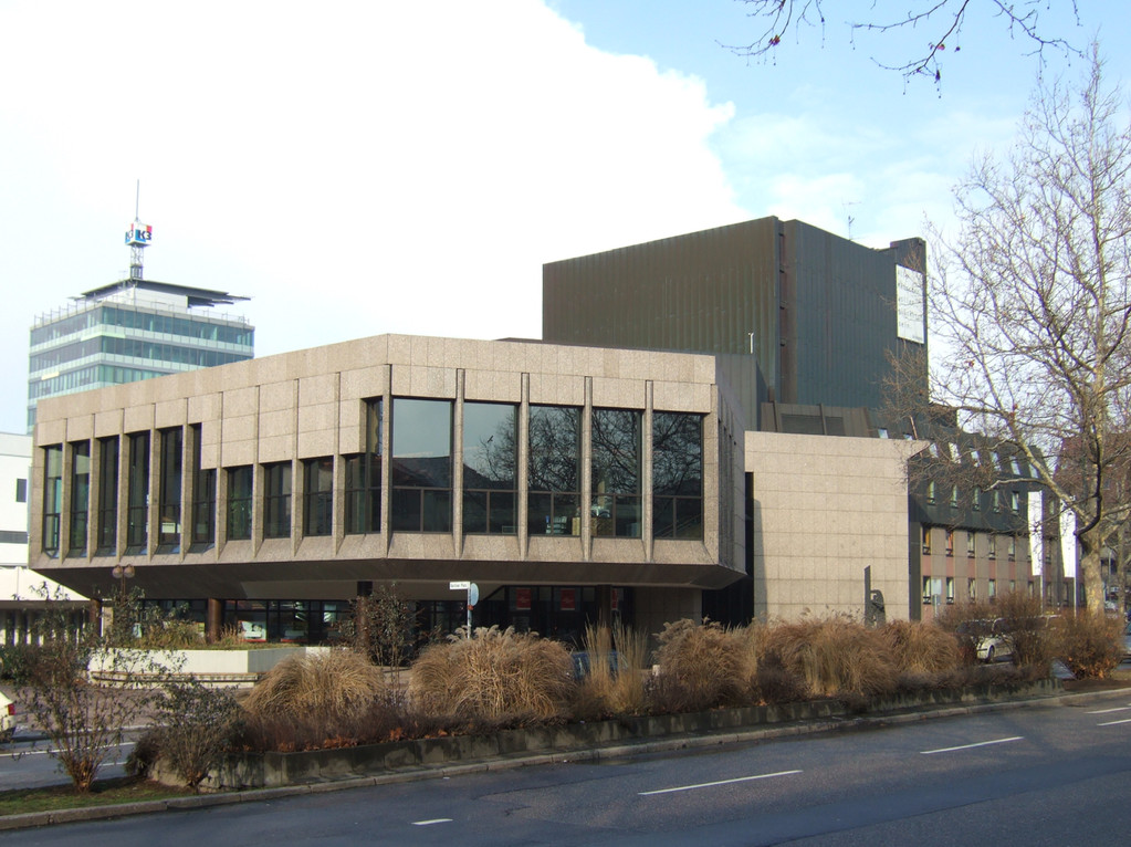 Stadttheater mit Turm des Theaterforums K3, Blick von der Allee