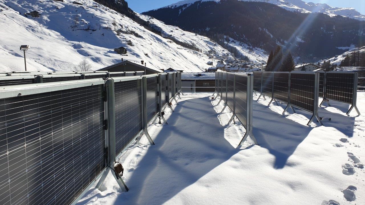 Senkrechte Montage um Ertragseinbussen durch Schnee zu minimieren