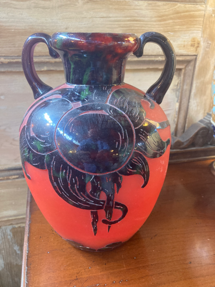 vase art déco en pâte de verre signé Le Verre Français fonds rouge et décor florale sur fonds jaspé noir dégagé à l'acide