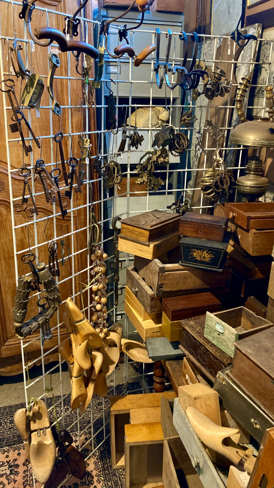 Tiroirs, poignées et quincaillerie d’ameublement 