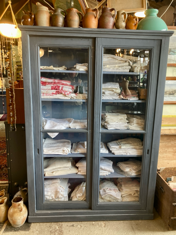 Meuble vitré à porte coulissante 
