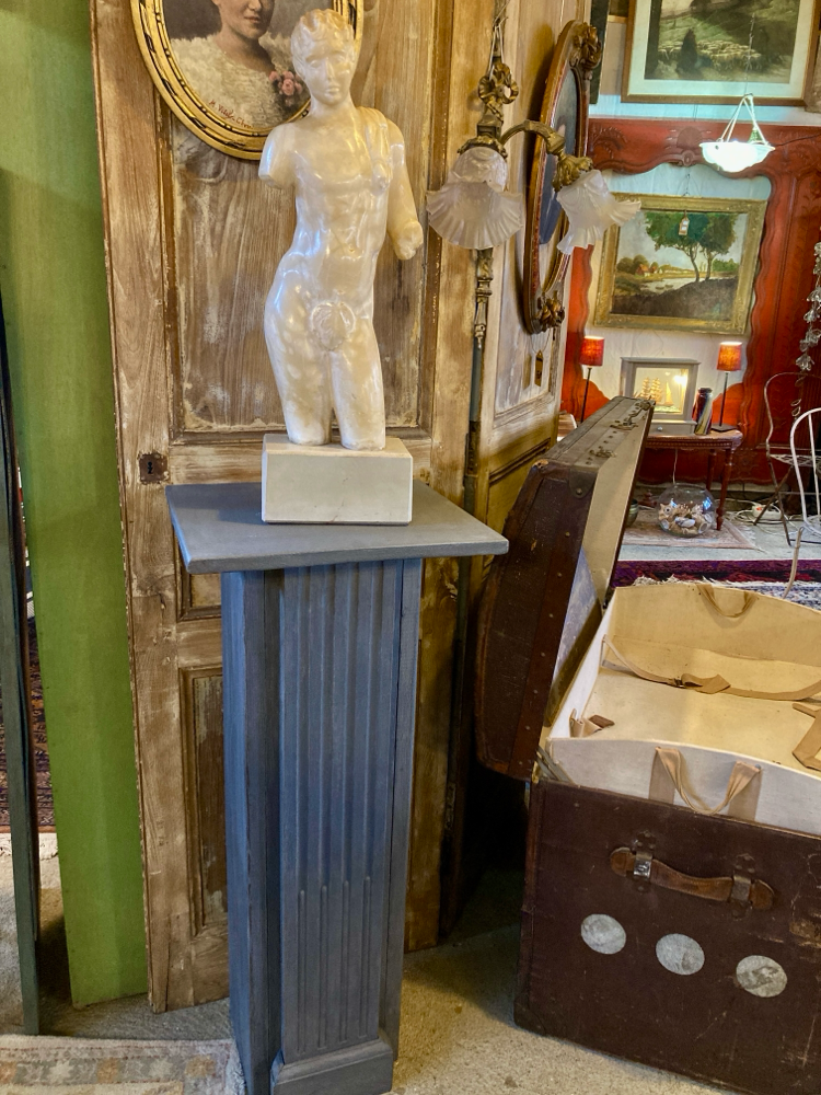 statue d'un corps d'éphèbe en albâtre