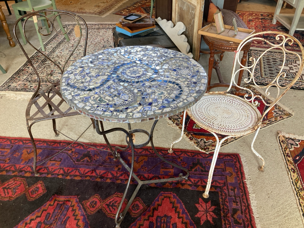 2 chaises de jardin et guéridon 