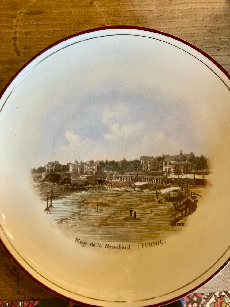 Assiette représentant une vue de la plage de la  Noeveillard à Pornic vers 1900