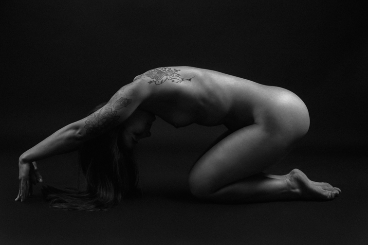 Ästhetische Aktaufnahme in skulpturaler Pose, aufgenommen im Fotostudio in Villach, professionelle Erotikfotografie in Kärnten mit künstlerischer Lichtführung und reduzierter Bildsprache.