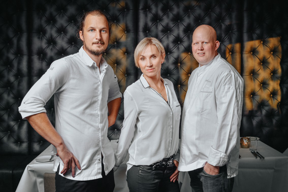 Drei Personen im Restaurant, professionelles Gruppenportrait zur Darstellung von Team und Betrieb in der Gastronomie