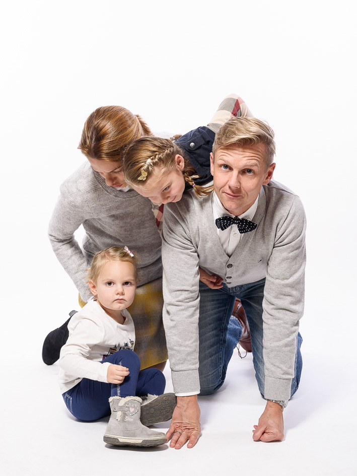 Authentisches Familienfoto im Studio – Eltern mit zwei Kindern, aufgenommen von Fotograf Hannes Pacheiner in Villach