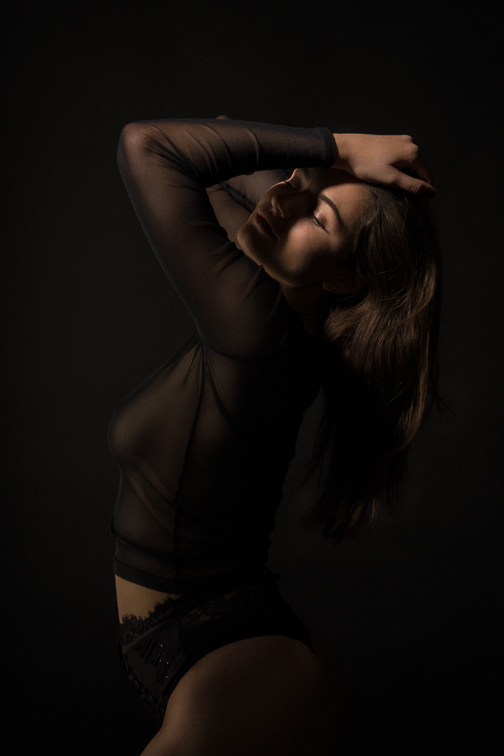 Sinnliche erotische Fotografie im Studio mit transparenter Kleidung und gezielter Lichtführung, ästhetische Körperstudie, Erotikfotografie in Kärnten.