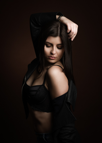 Boudoir-Portrait in Villach – Frau in Lingerie vor dunklem Hintergrund im Studio